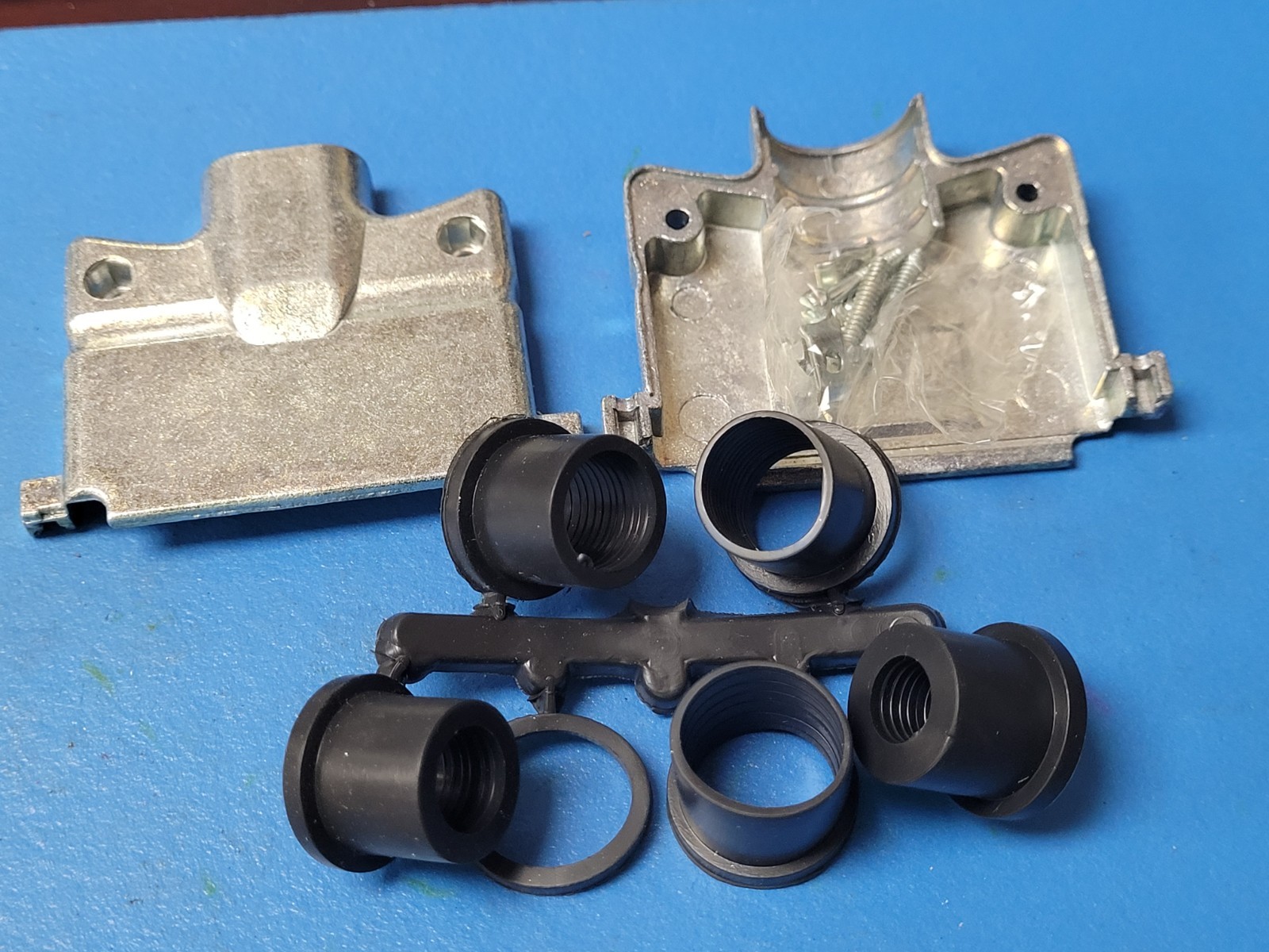 (1 PC) 17-1657-50 AMPHENOL D-Sub Backshells D-SUB HOOD CAST ZINC