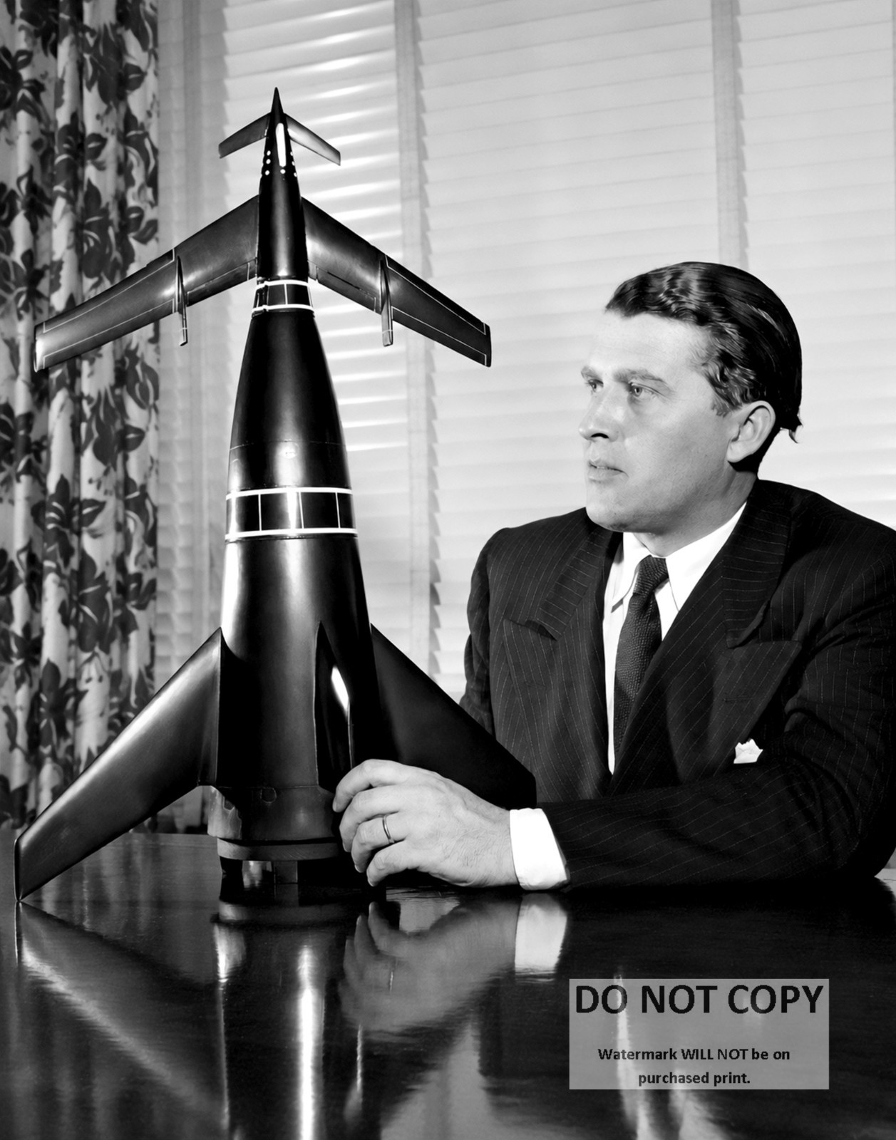 11X14 NASA PHOTO - DR. WERNHER VON BRAUN WITH ROCKET MODEL (BB-005)