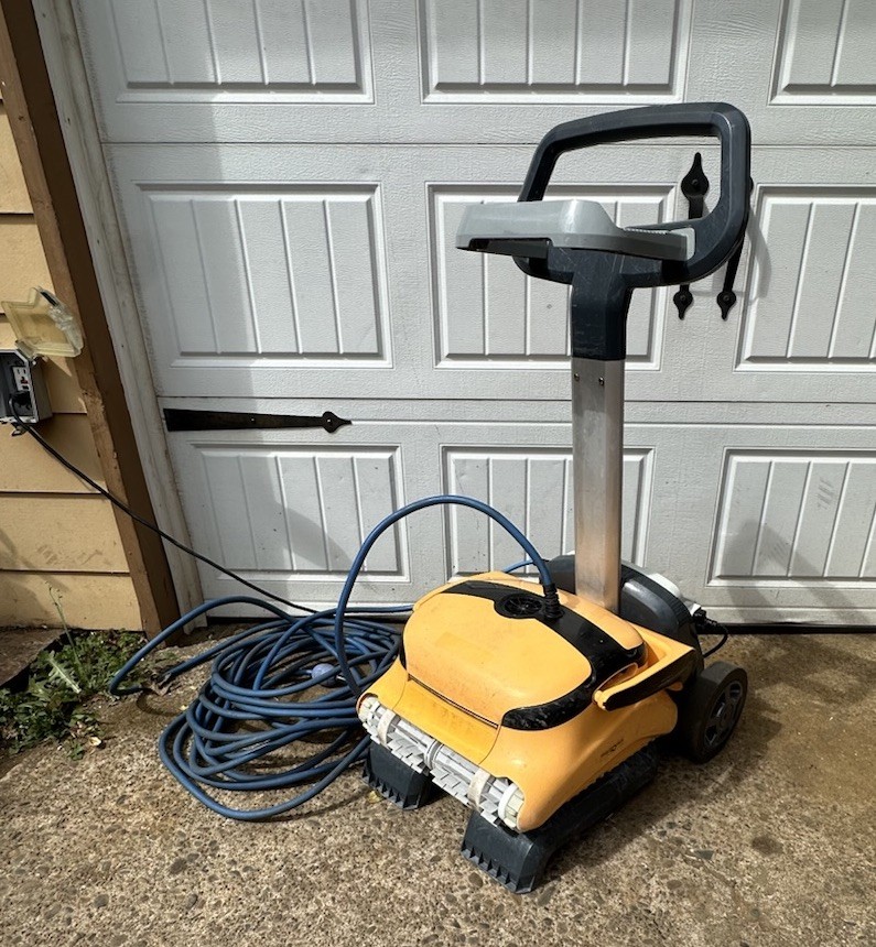 Dolphin Wave 60 Robotic Pool Cleaner for Commercial Pools (PARTS OR REPAIR)