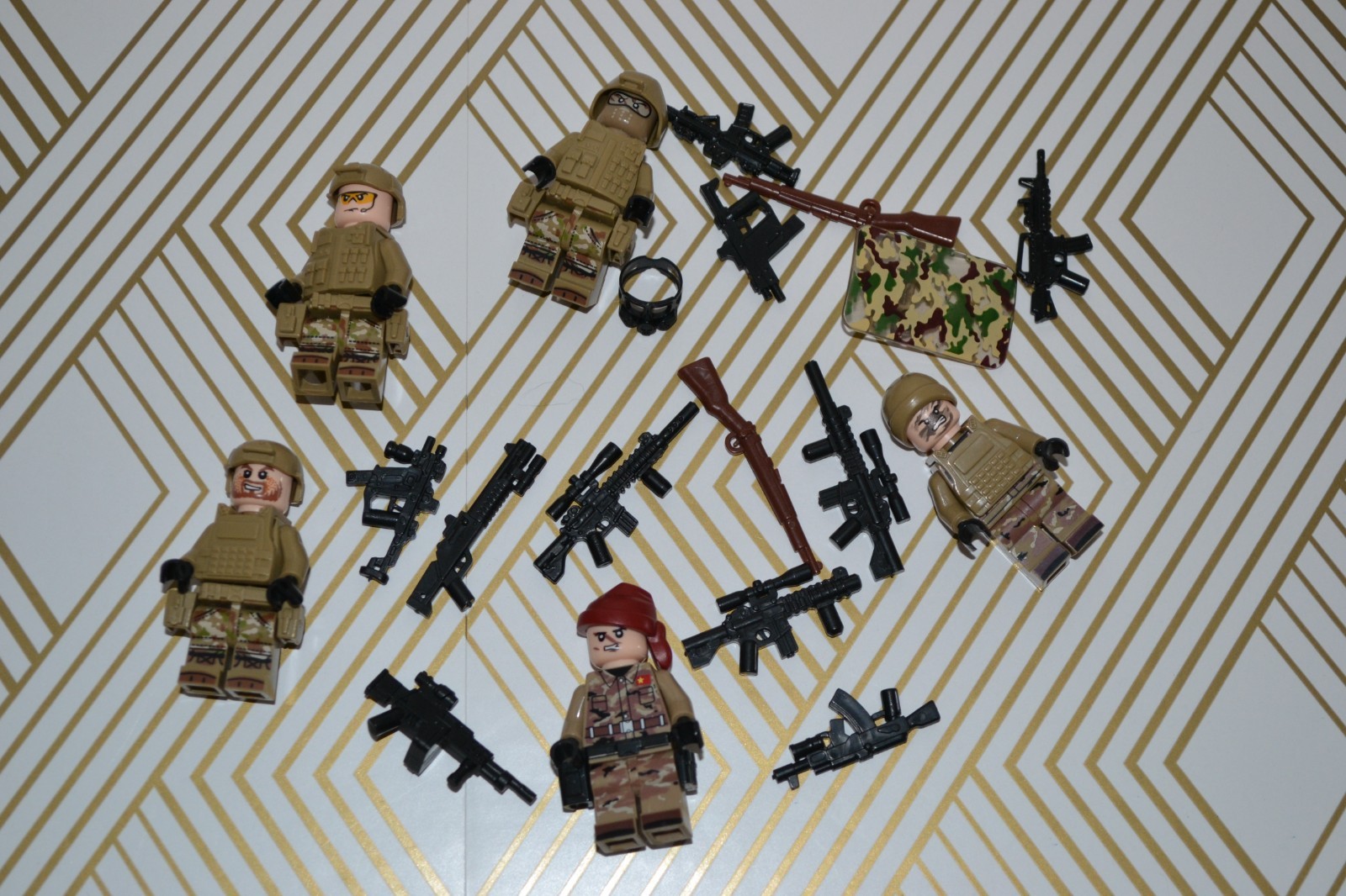 Mixed lot of off brand Lego like mini figures/ accessories (soldiers/police) 524