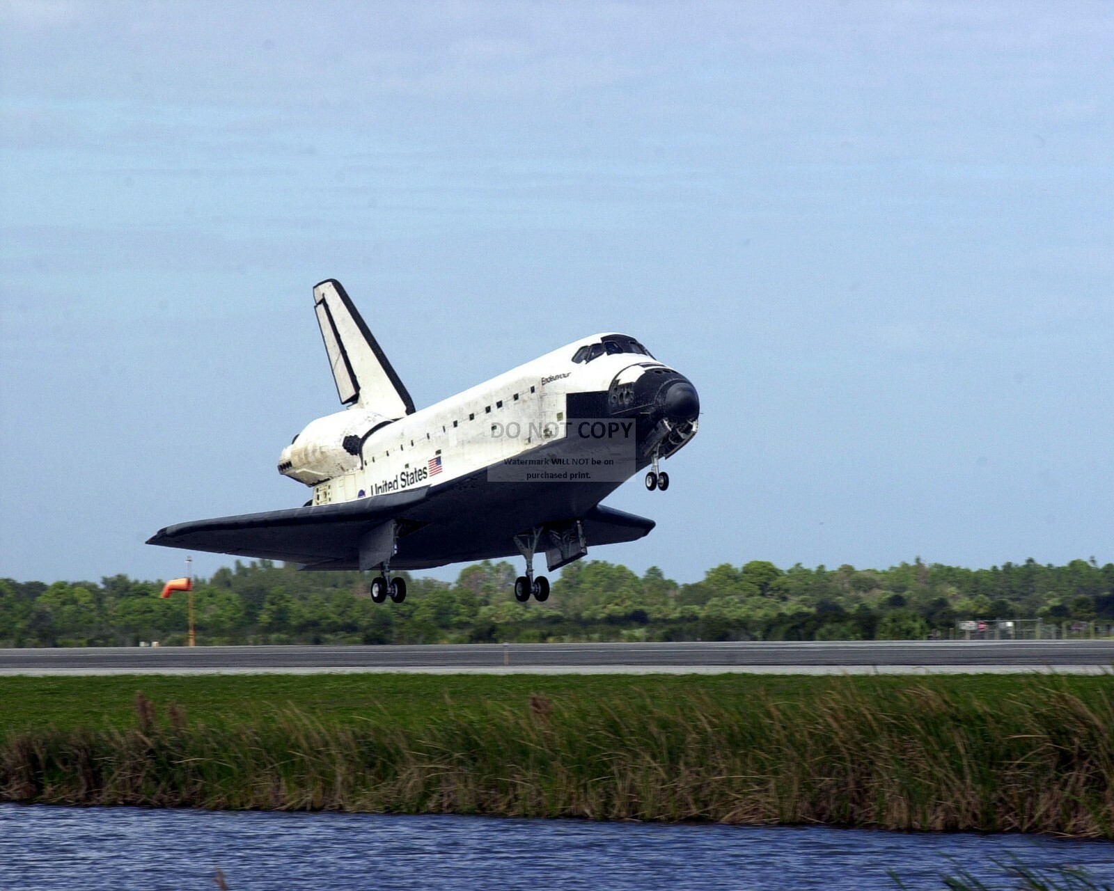 SPACE SHUTTLE ENDEAVOR LANDS ON THE RUNWAY AT KENNEDY - 8X10 NASA PHOTO (ZZ-095)