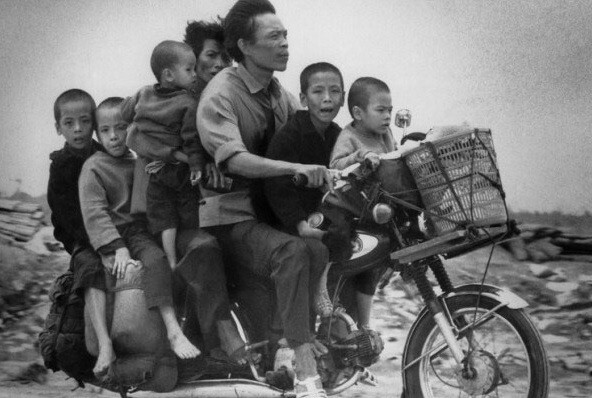 Vietnam  War  Photos --  Vietnamese Family On The Road