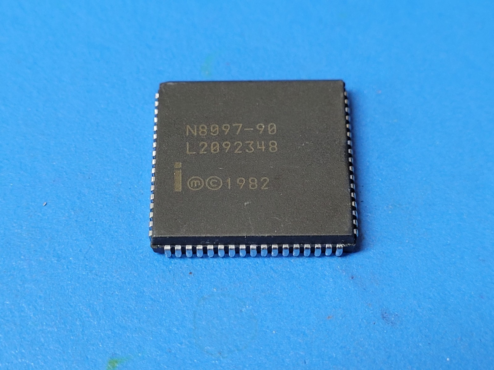 (1 PC) N8097-90 INTEL Microcontroller, 16-Bit, 8096 CPU, 12MHz, CMOS, PLCC-68