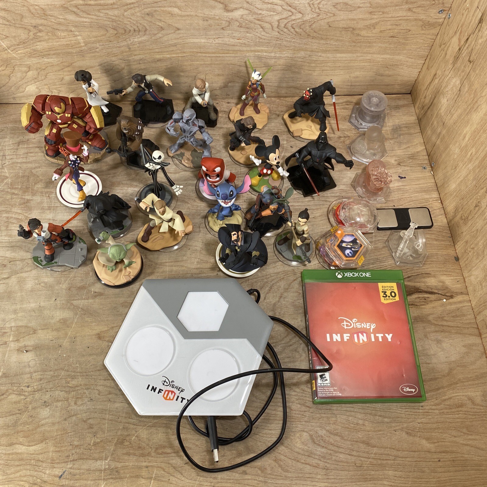Mixed Of Disney/Marvel/StarWars Figures w/ Disney Infinity Video Game and Deck