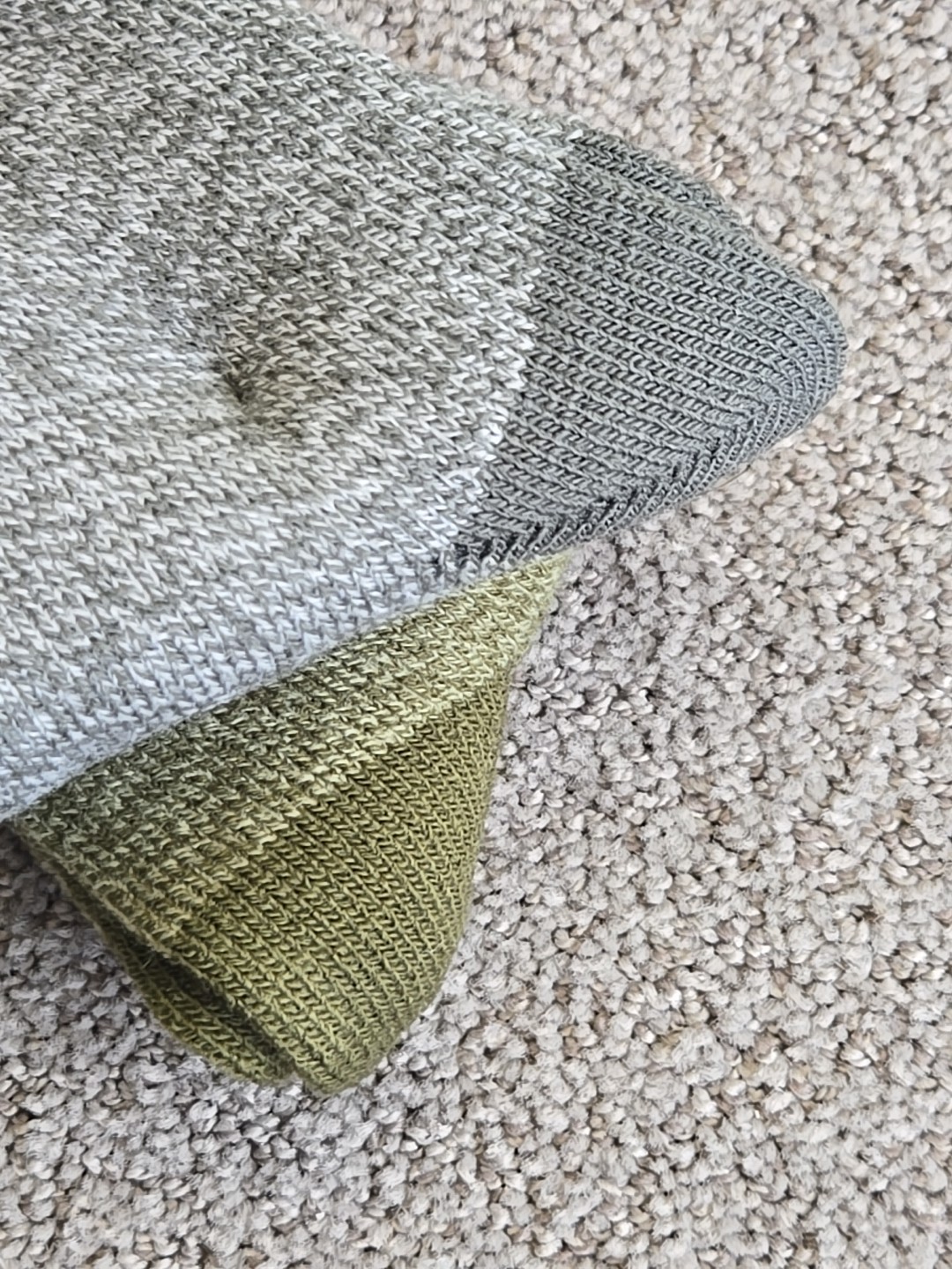 Columbia 2 Pk Gray and Green Fleece Comfort Crew Socks Men's Sz 6-12 NWT