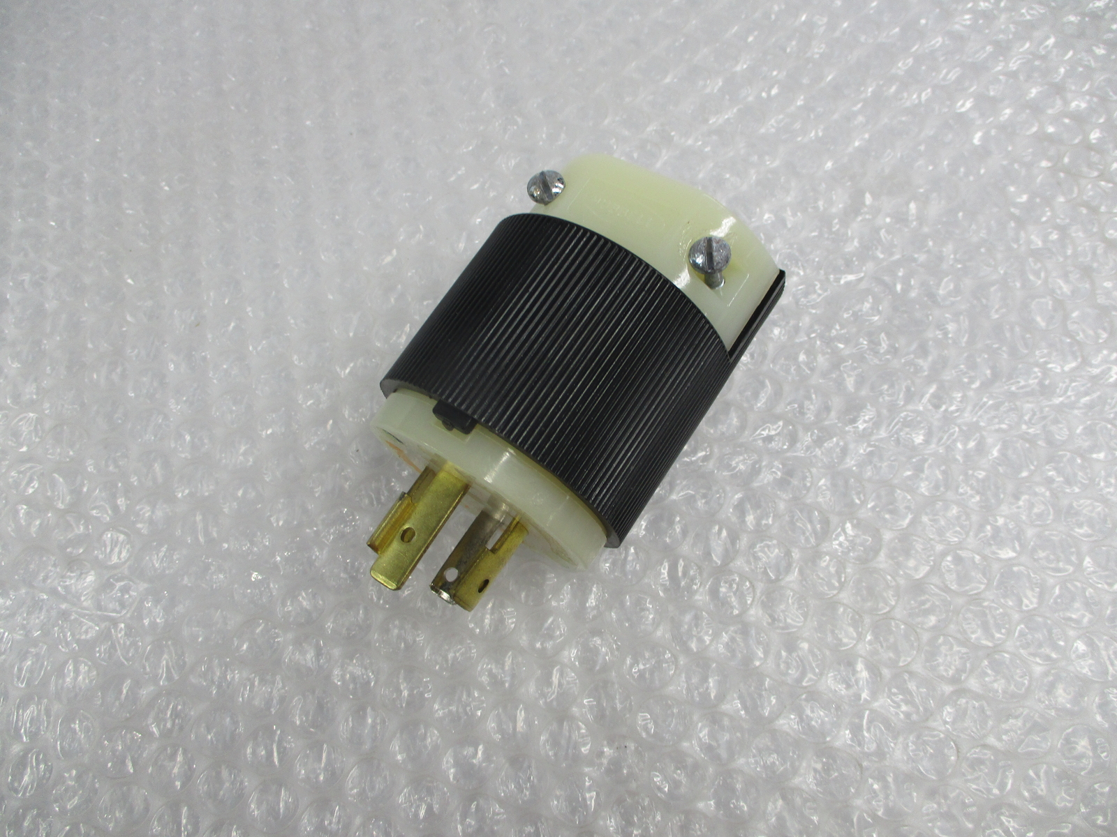 HUBBELL 2411 TWIST-LOCK PLUG NSNP