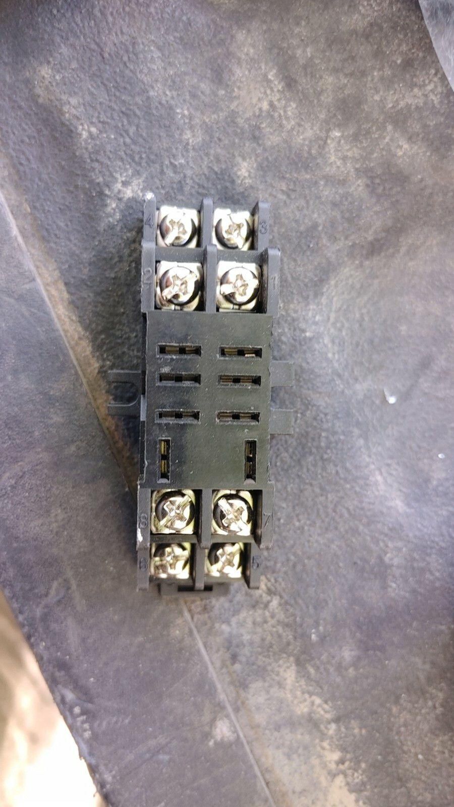 YOUNG DSM-8 RELAY SOCKET 15A 300V (G7CB)