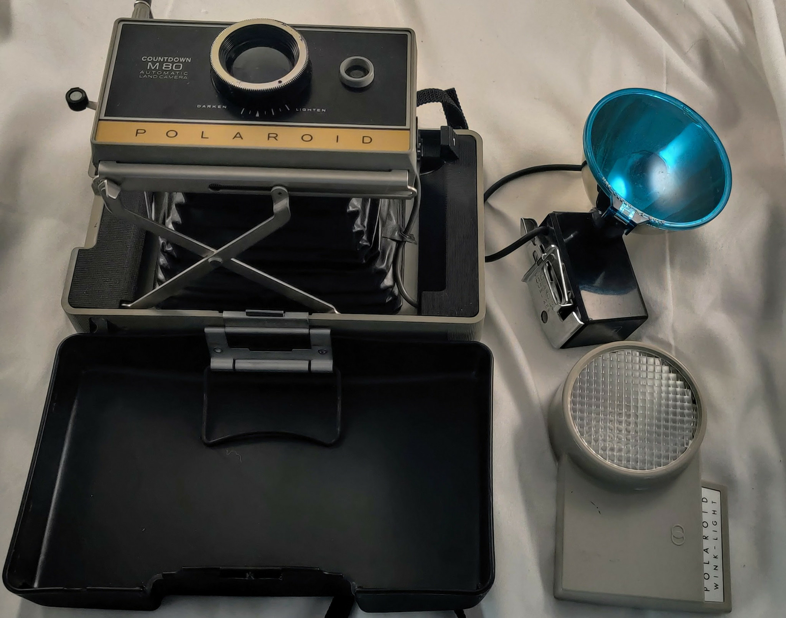 VINTAGE POLAROID COUNTDOWN M80 AUTO LAND CAMERA with Flash Assembly..(Untested)
