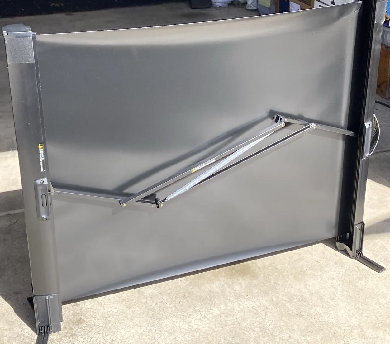 DA-LITE PRESENTER ULTRA PORTABLE PROJECTION SCREEN 24x32 40" DIAGONAL