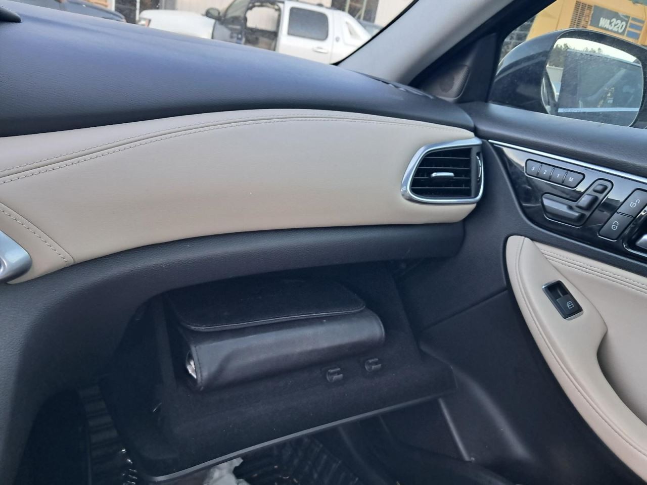 QX30      2018 Glove Box 4898630