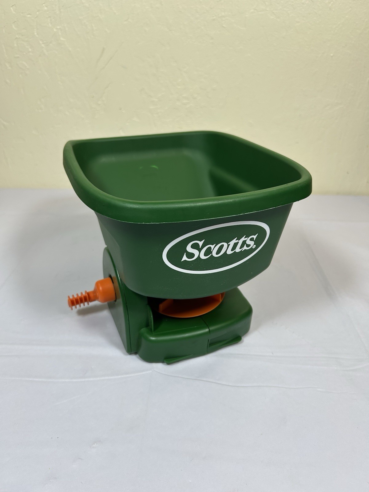 Scotts Handy Green II Hand Held Lawn Seed Fertilizer Spreader 71133