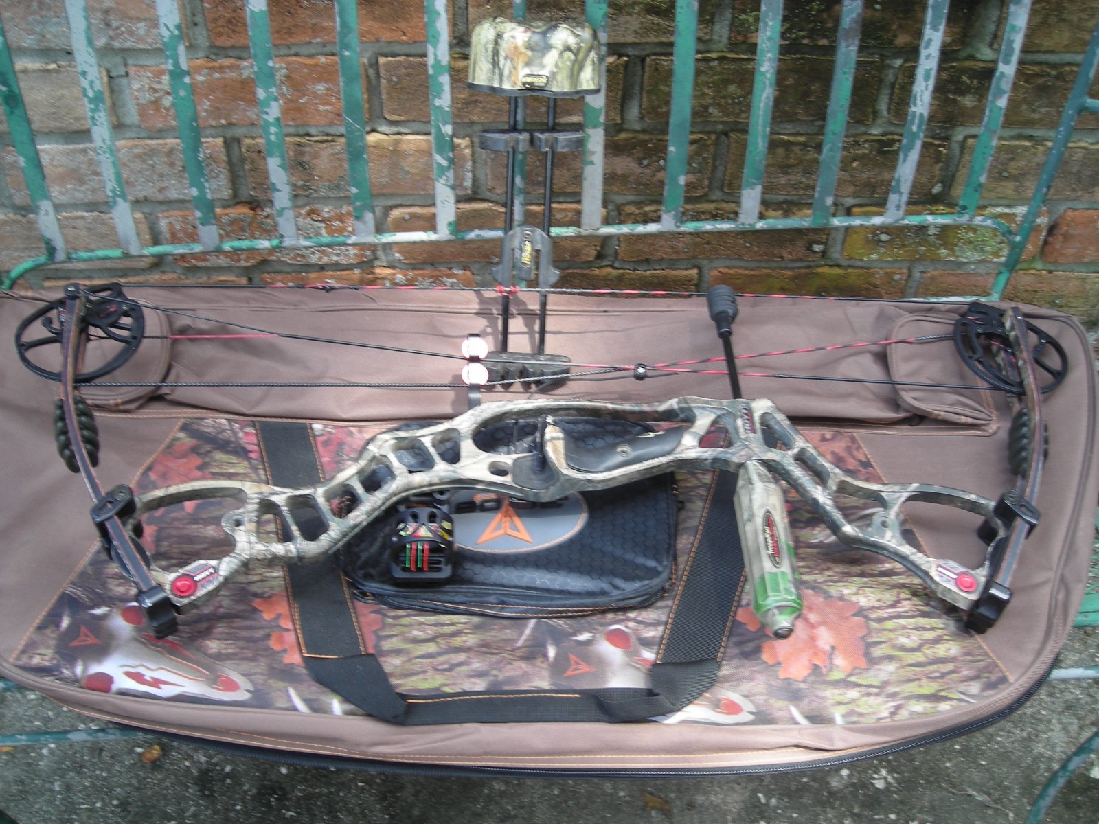 Hoyt Vector 32 Compund Bow RIGHT HAND 70lbs 28.5'' 70 Lbs LOADED IN CASE!