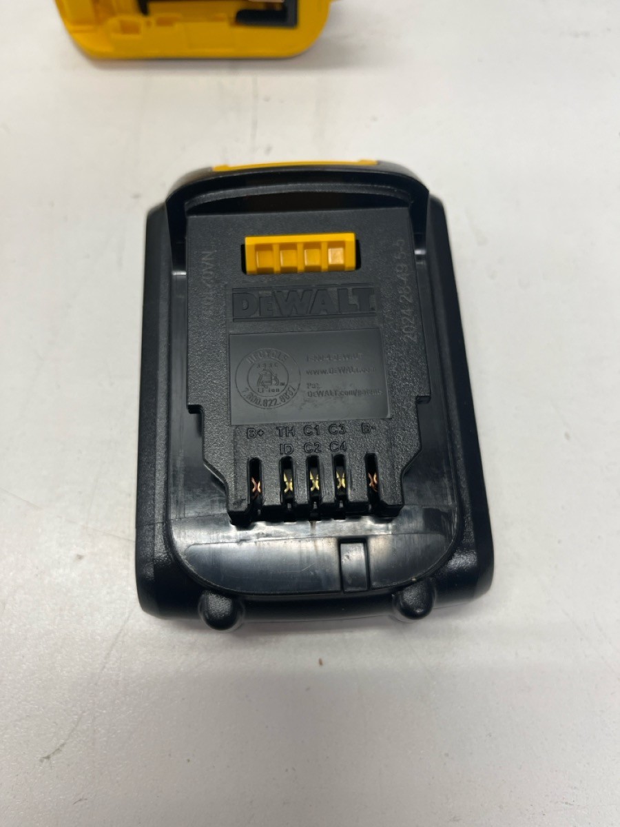 DEWALT COMBO 2BATT/2DRILLS/1CHRG (P08035318)