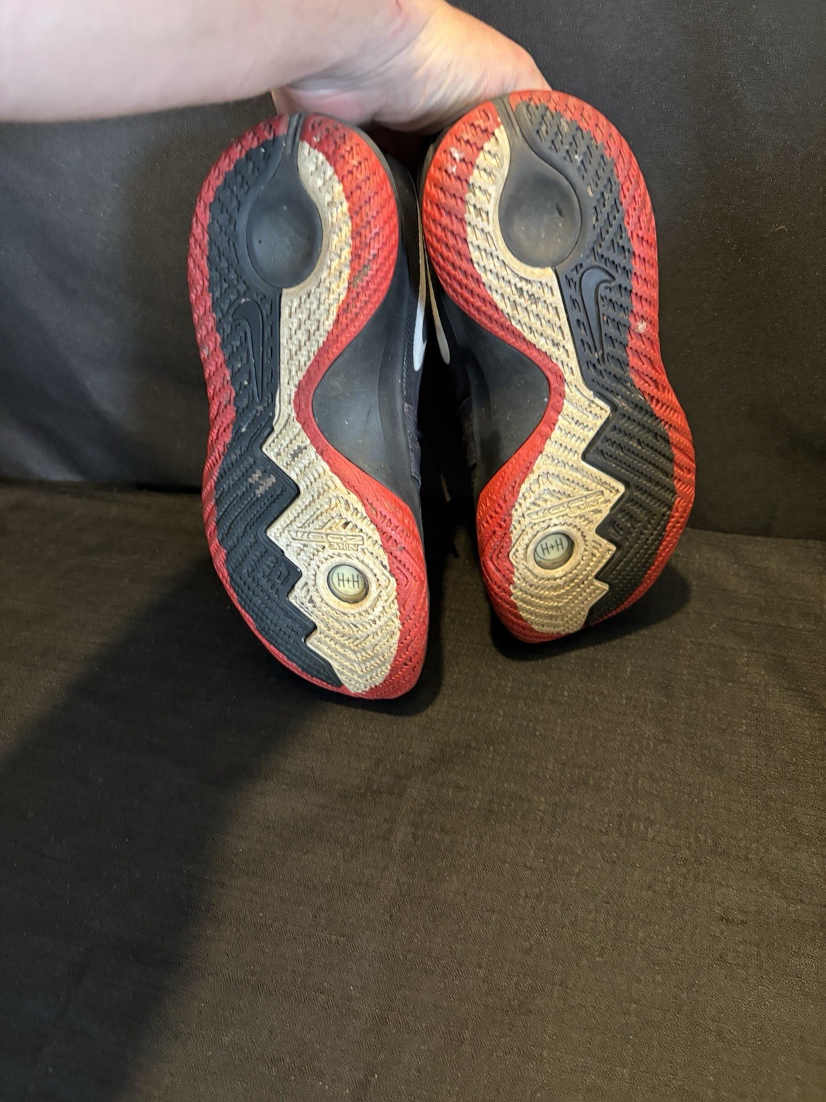 Nikes men’s size 10 Kyrie Irving red & black AA7071-060 READ DESCRIPTION