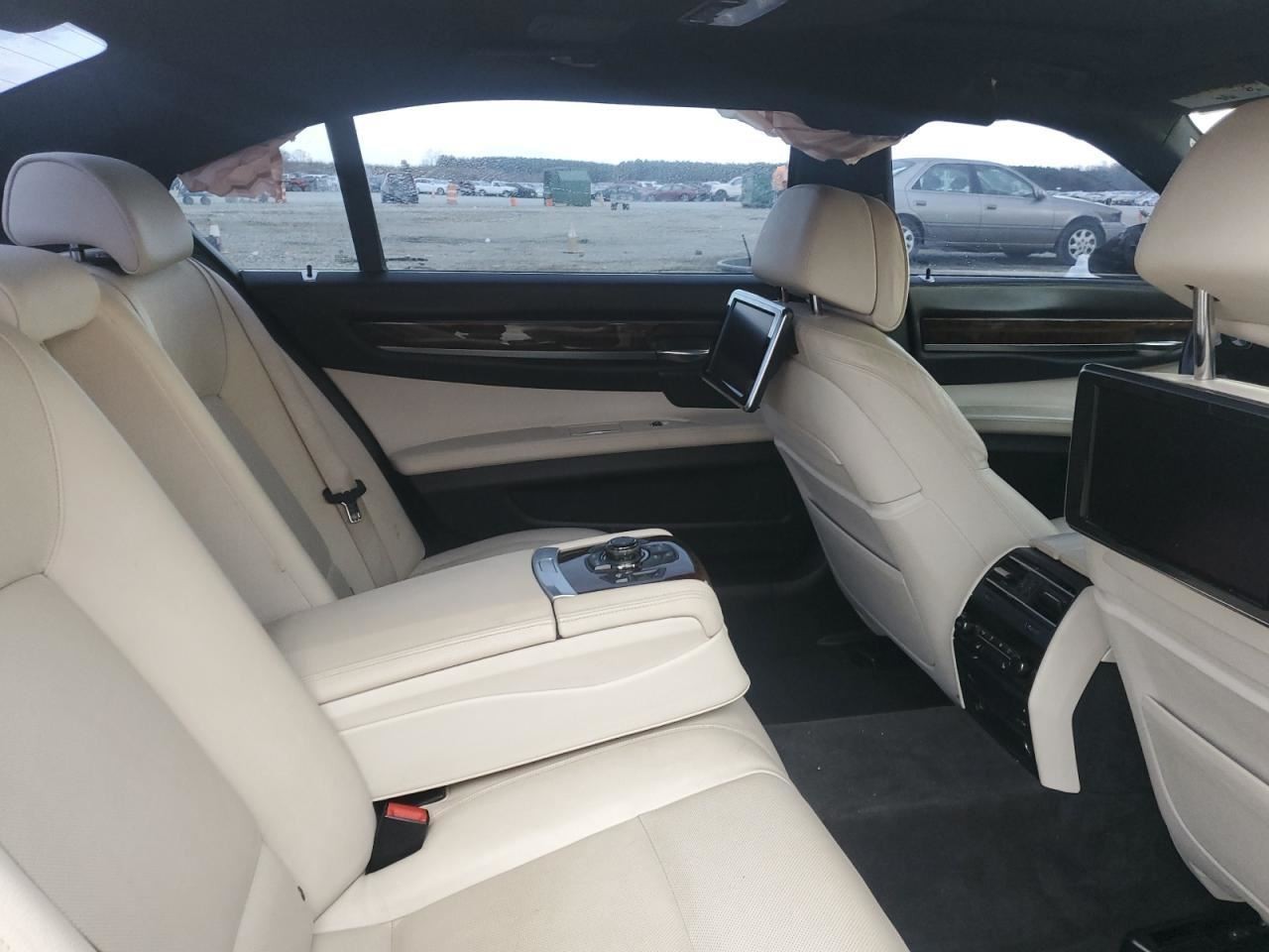 740I 2013 Glove Box 4648232