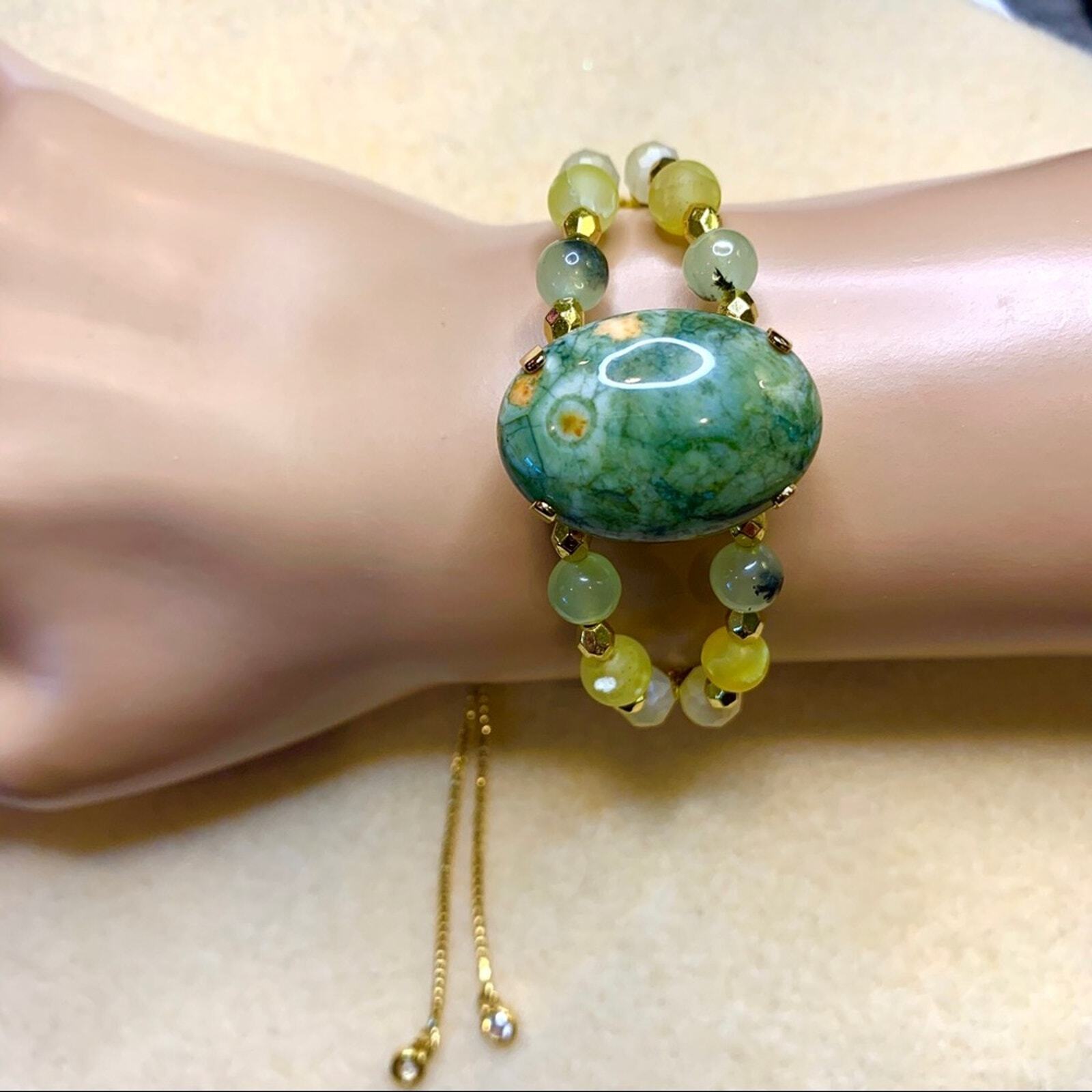 Handcrafted agate cabochon bracelet with quartz beads slider closure