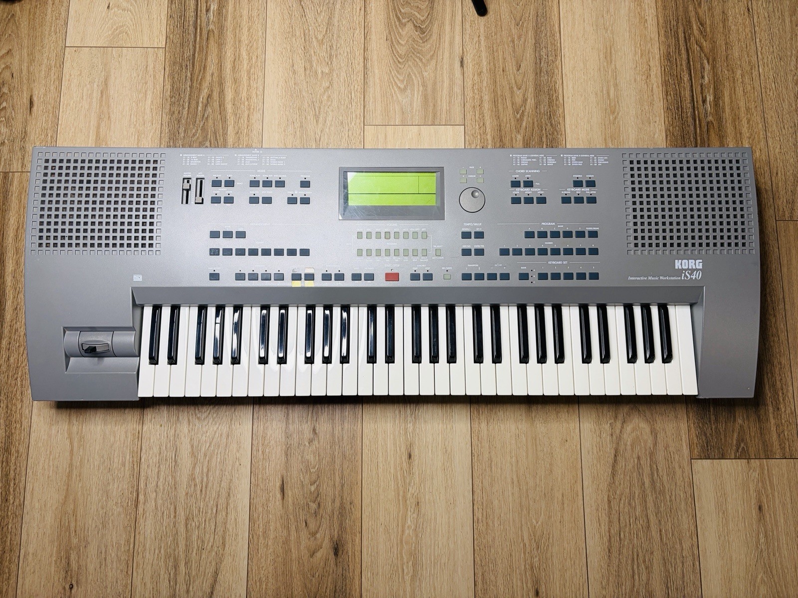 Korg iS 40 Keyboard Arranger Workstation/Digital Synth Gray 1996-2000