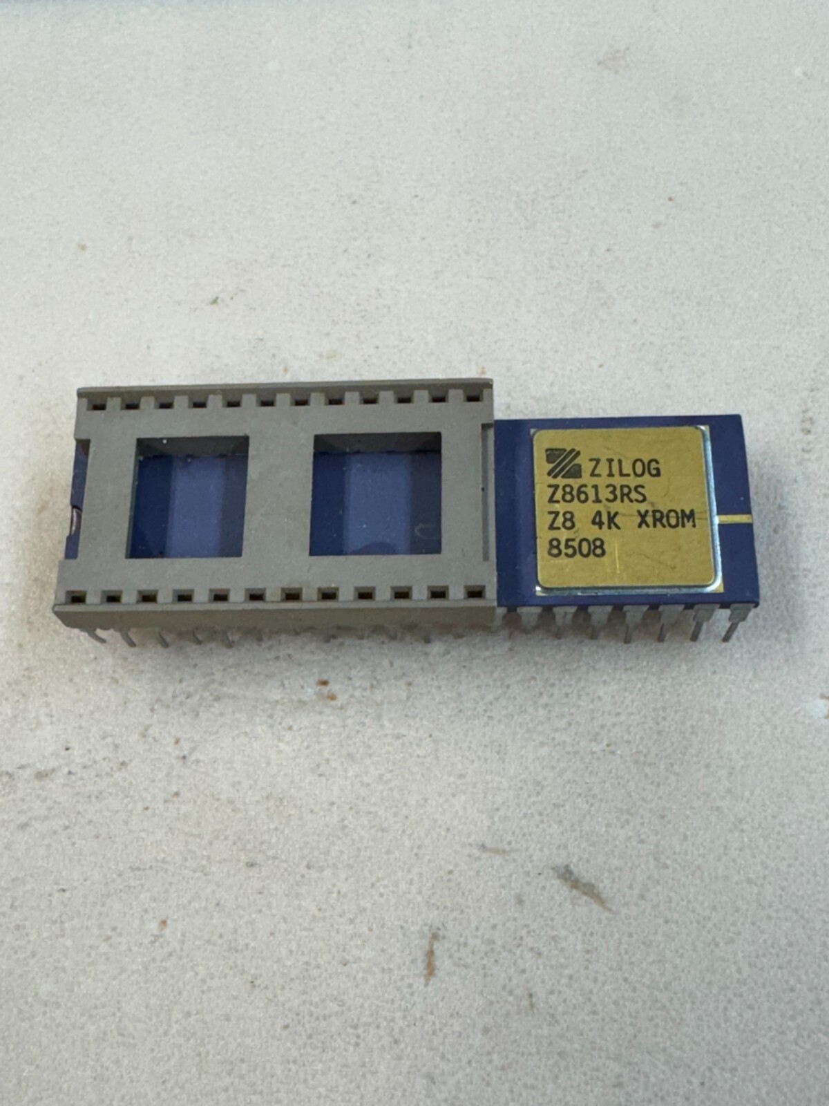 ZILOG Microcontroller Z8613 RS Z8 4K  XROM
