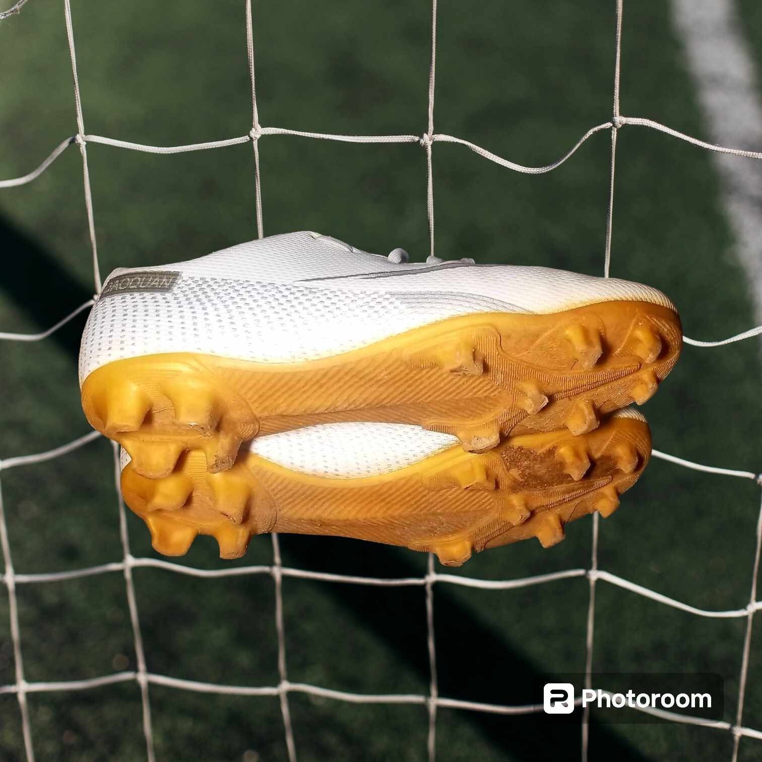 Daoquan Youth/Junior's Soccer/Football Cleats Big Kids Size 6. White/Gold.