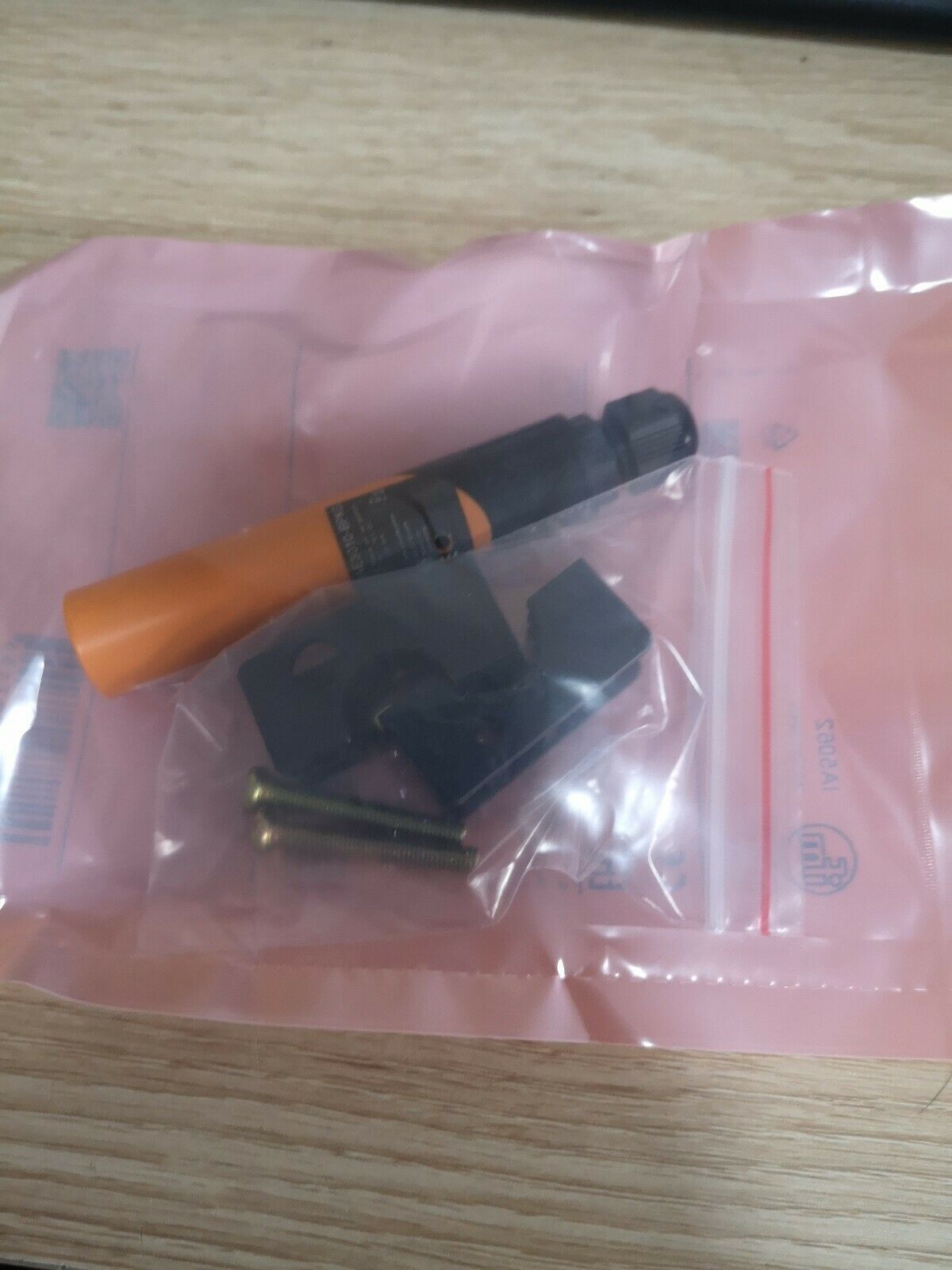 IA5062 1PC New IFM inductive sensor