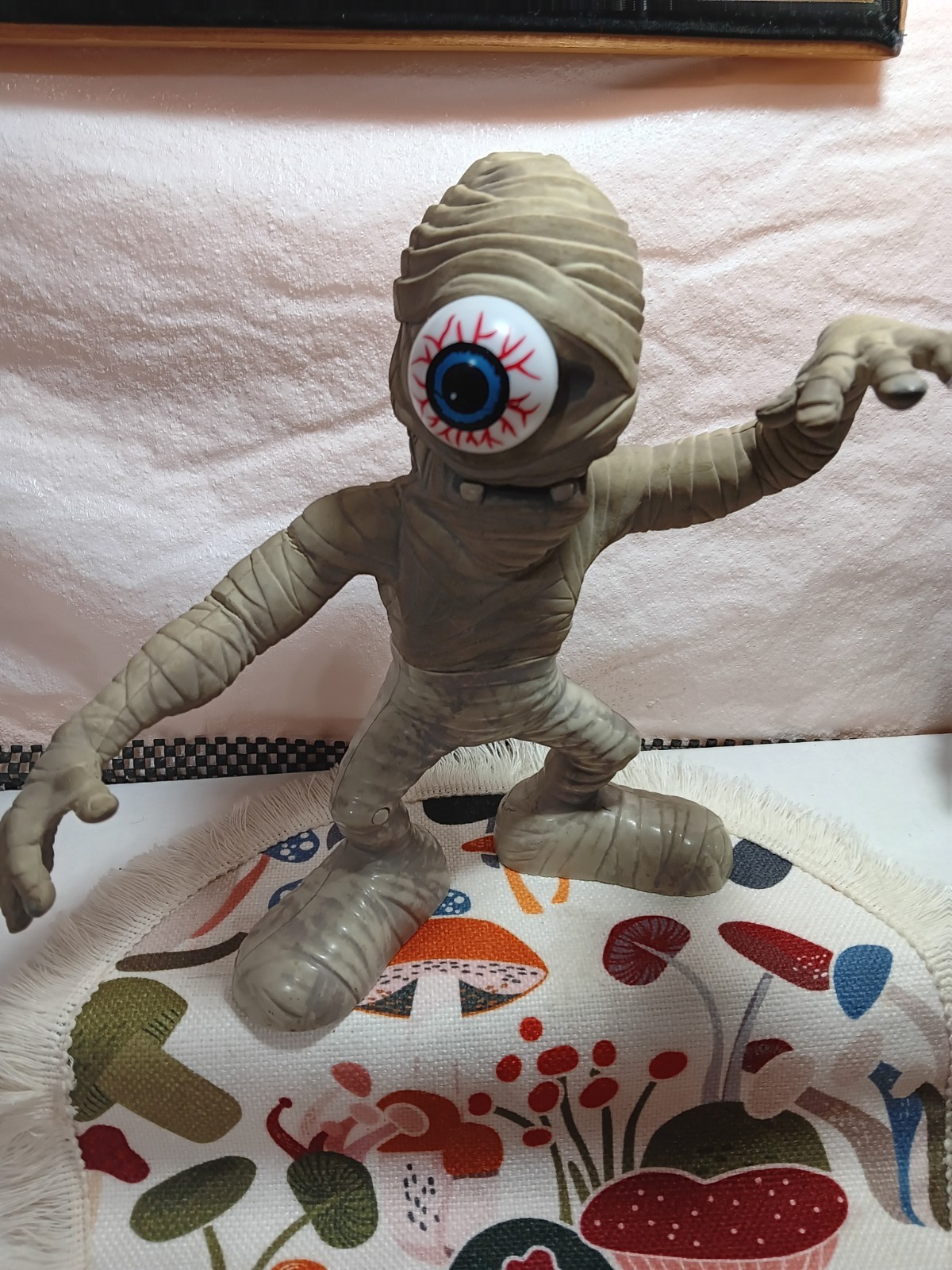 RARE STRETCH SCREAMER ONE EYED COMPLAINING MUMMY HALLOWEEN ACTIVATED TALKING FUN