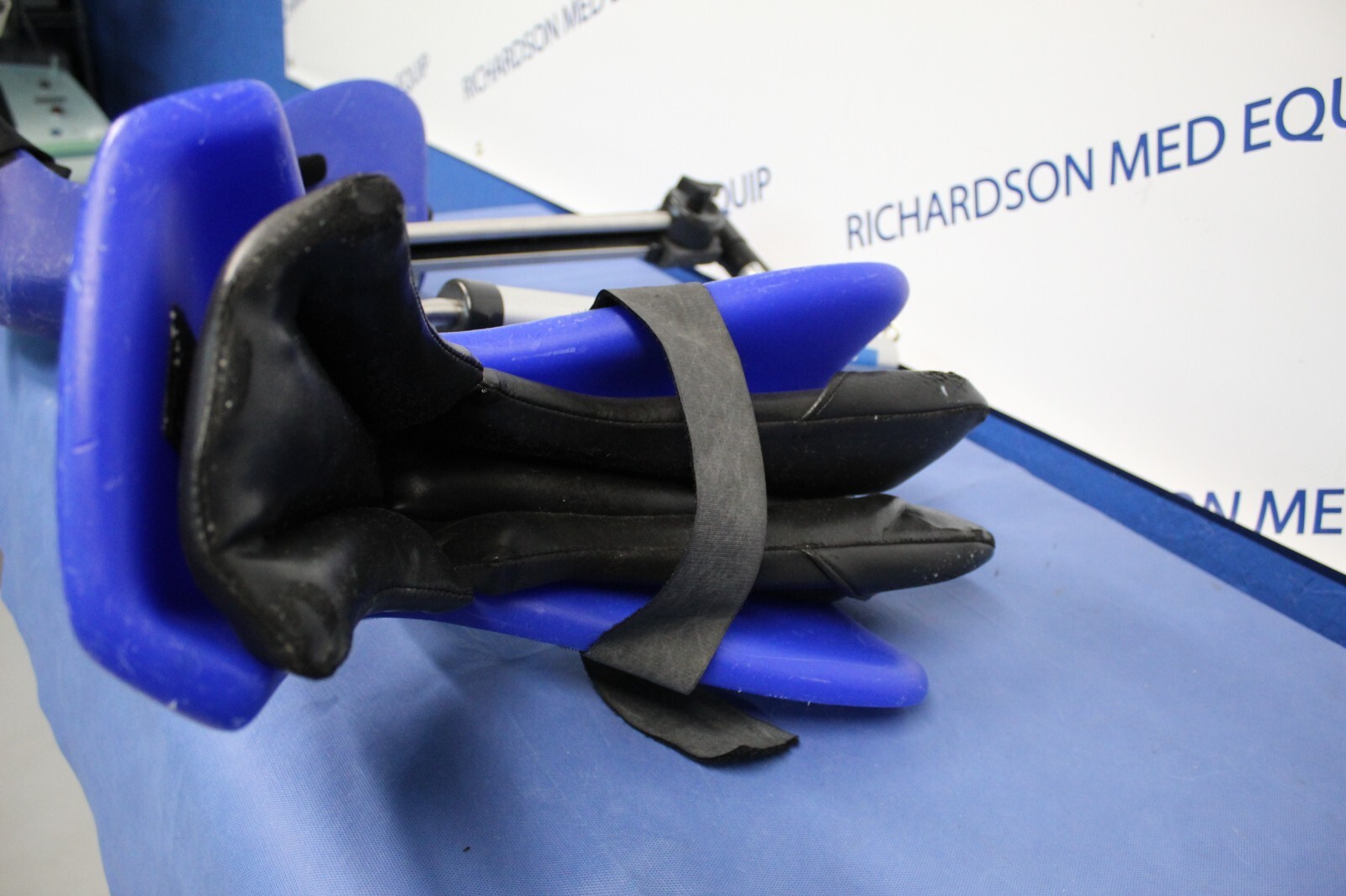 Skytron Leg positioners sets sold as lot