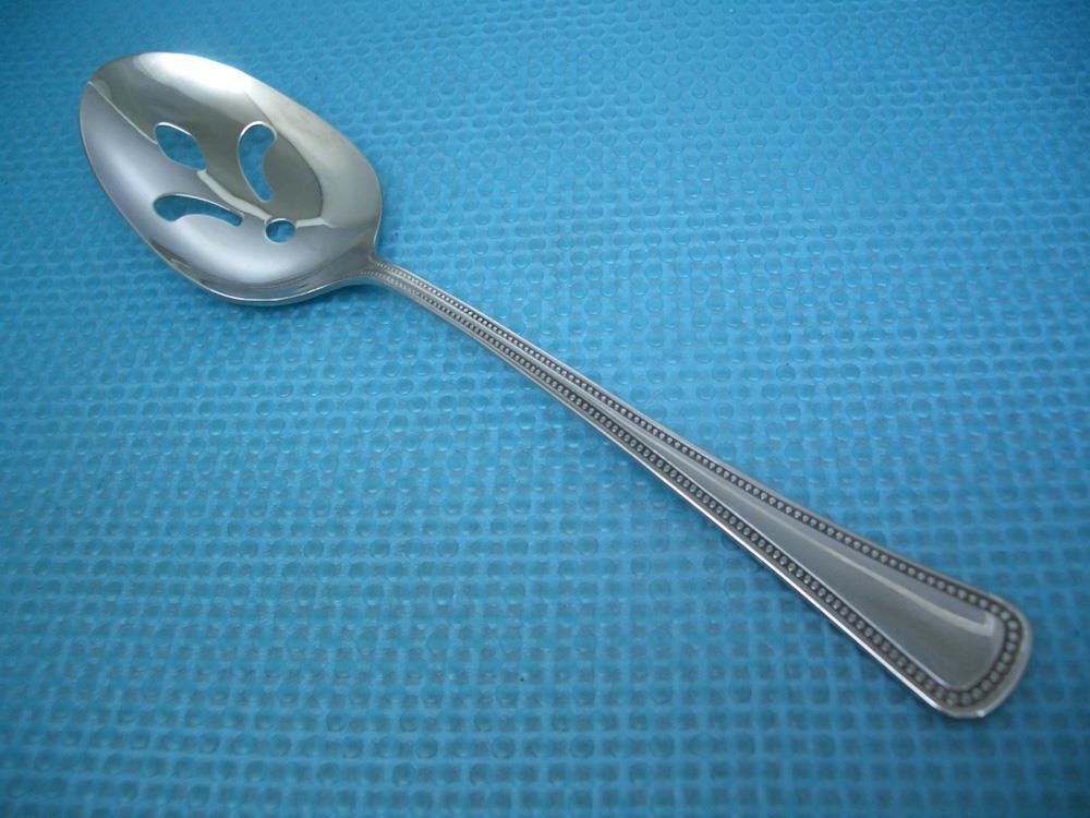 Oneida 1881 Rogers NEEDLEPOINT/BEADED ARTISTRY Pierced Serving Spoon Stainless