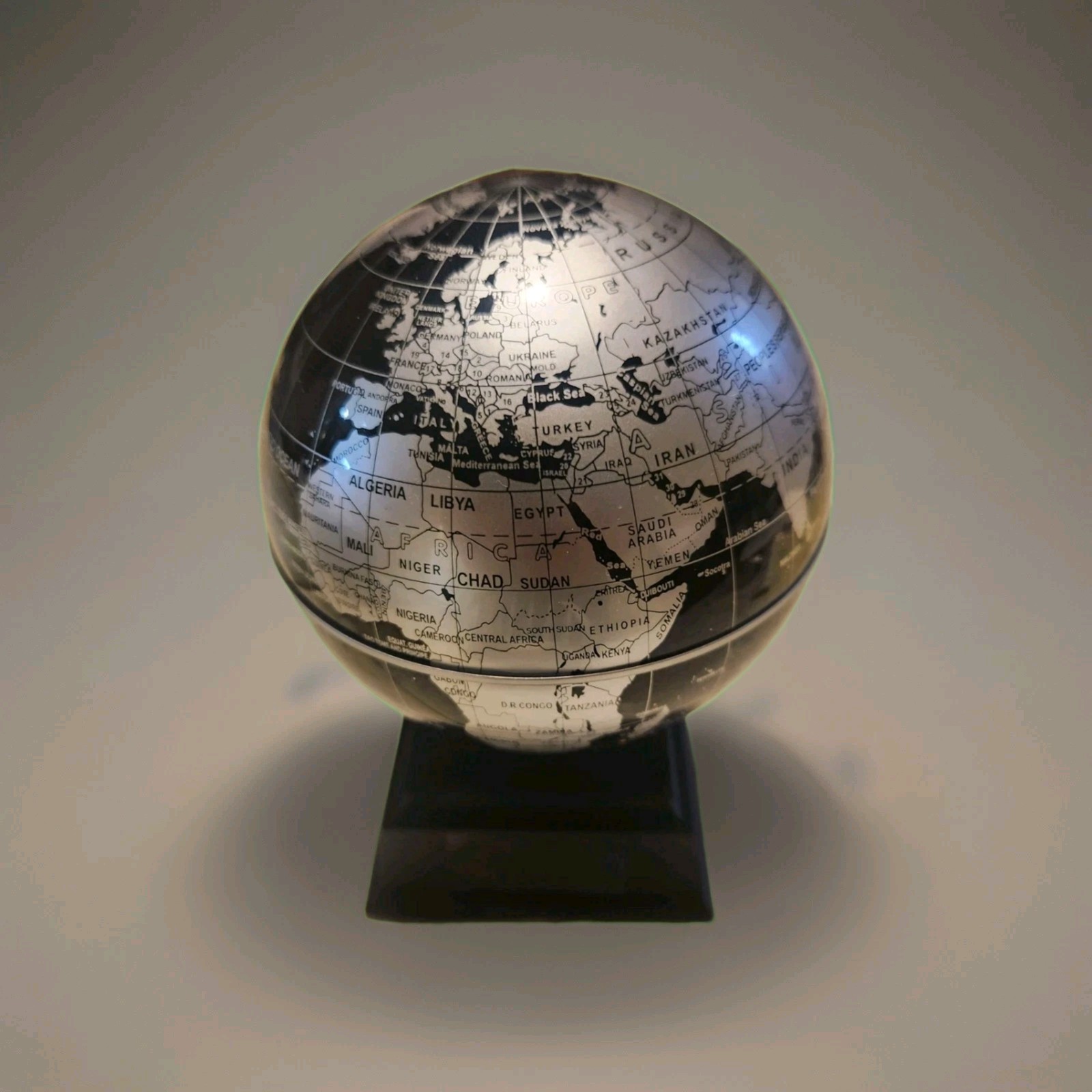 Things Remembered Black Silver Rotating World Globe In Box
