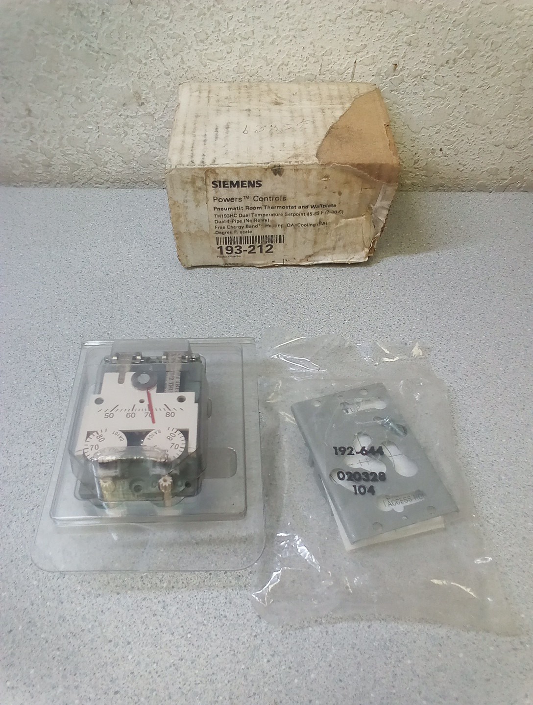 Siemens Powers Controls Pneumatic Room Thermostat & Wallplate (193-212)
