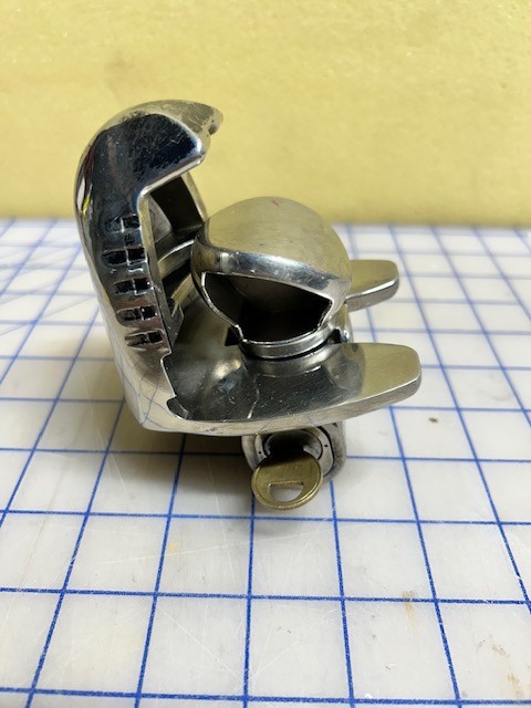Master Lock Universal Trailer Hitch Lock Chrome with Key (379ATPY)