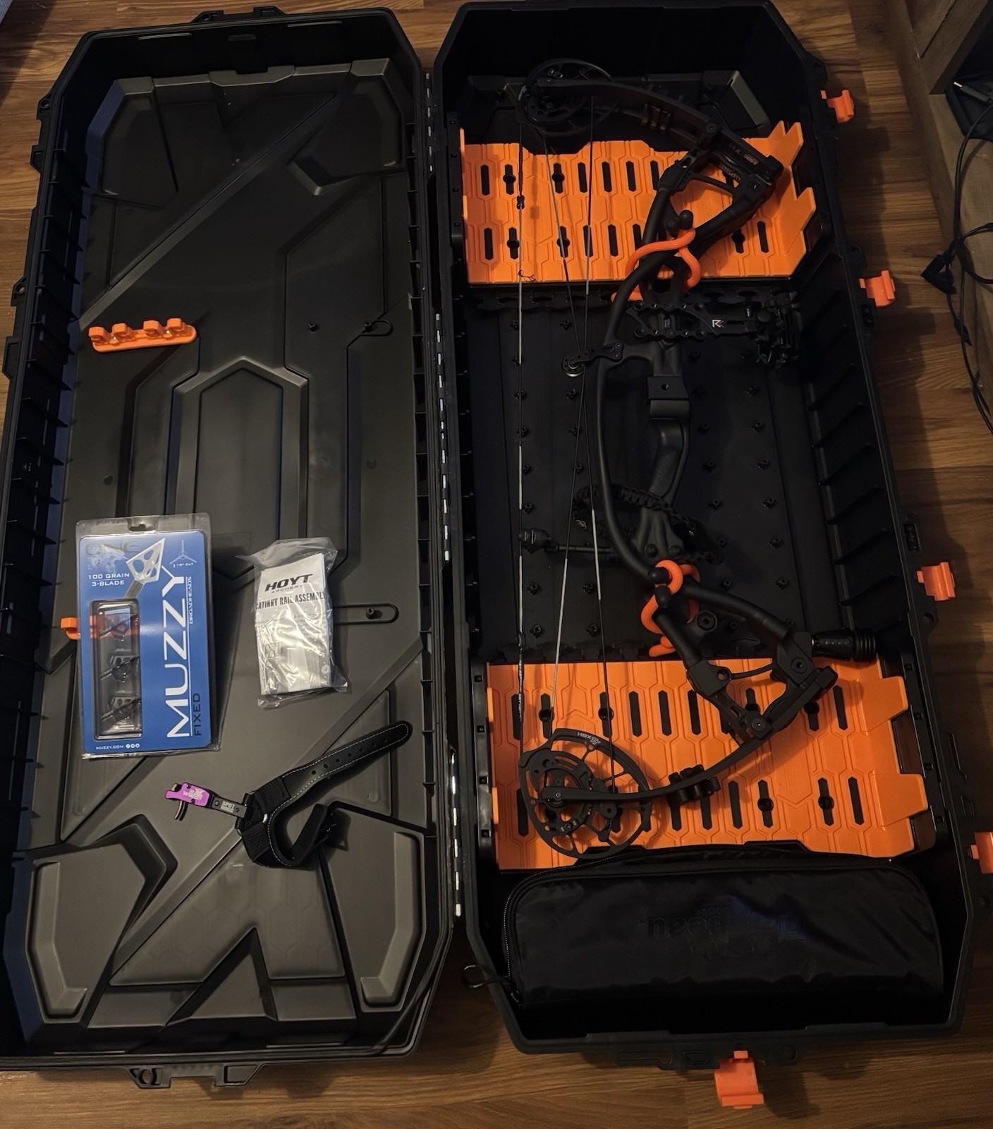 New! Hoyt Carbon RX  Twin Turbo RH Compound Bow 60-70lb with accessories