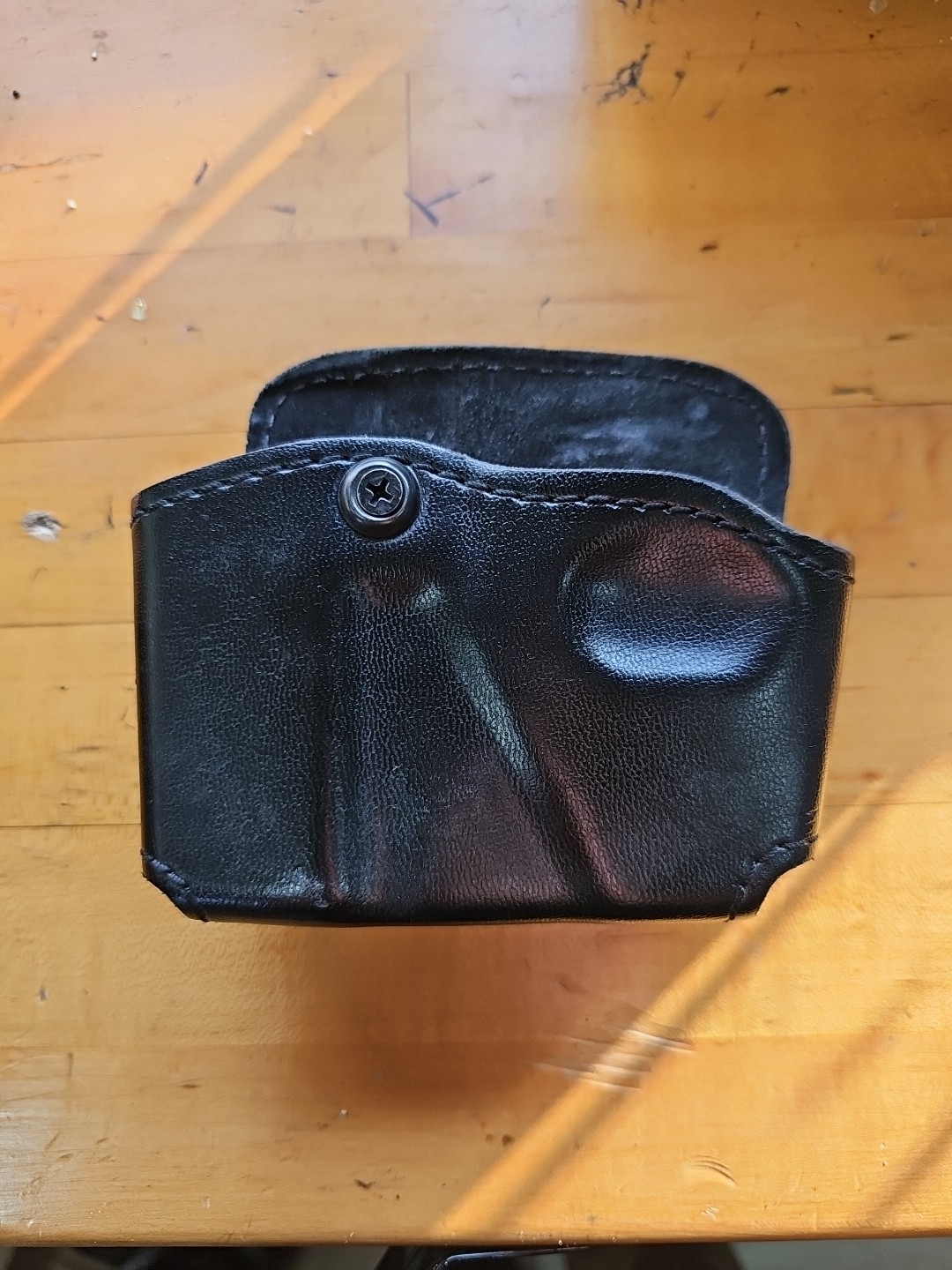Safariland 573 Concealment Paddle Single Magazine & Cuff Pouch, Right Handed