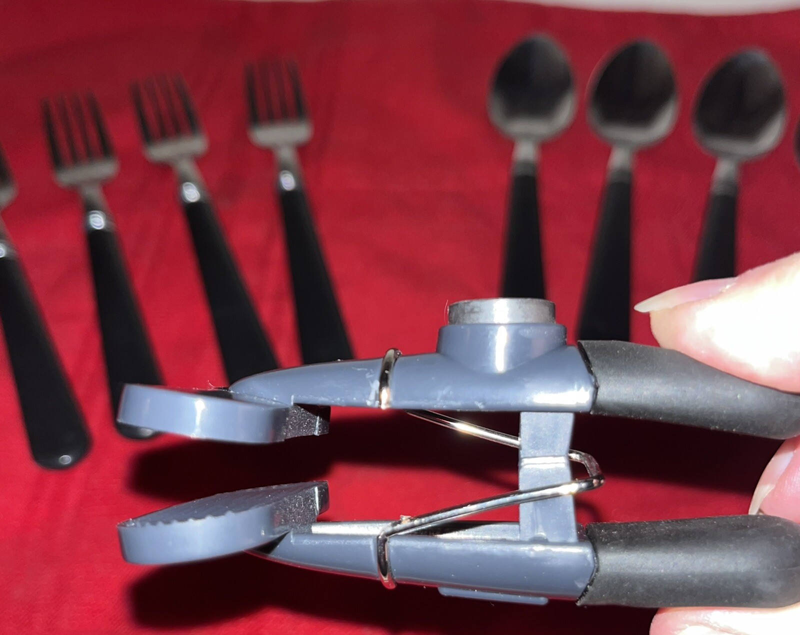 8 PC BLACK PLASTIC HANDLED STAINLESS FLATWARE SET 4 FORKS 4 SPOONS & CHIP CLIP