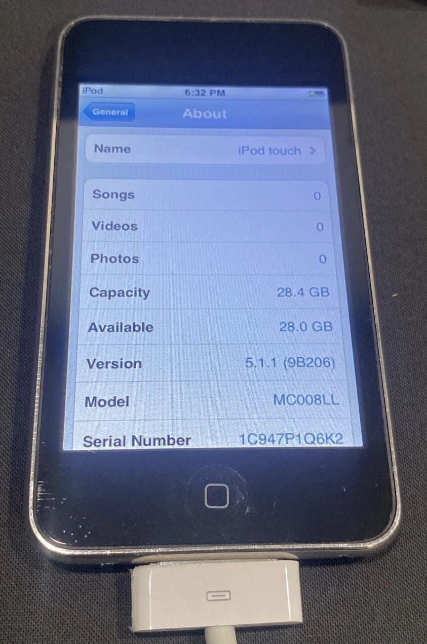 Apple iPod Touch MC008LL V. 5.1.1 32 GB WORKS. 3rd Generation