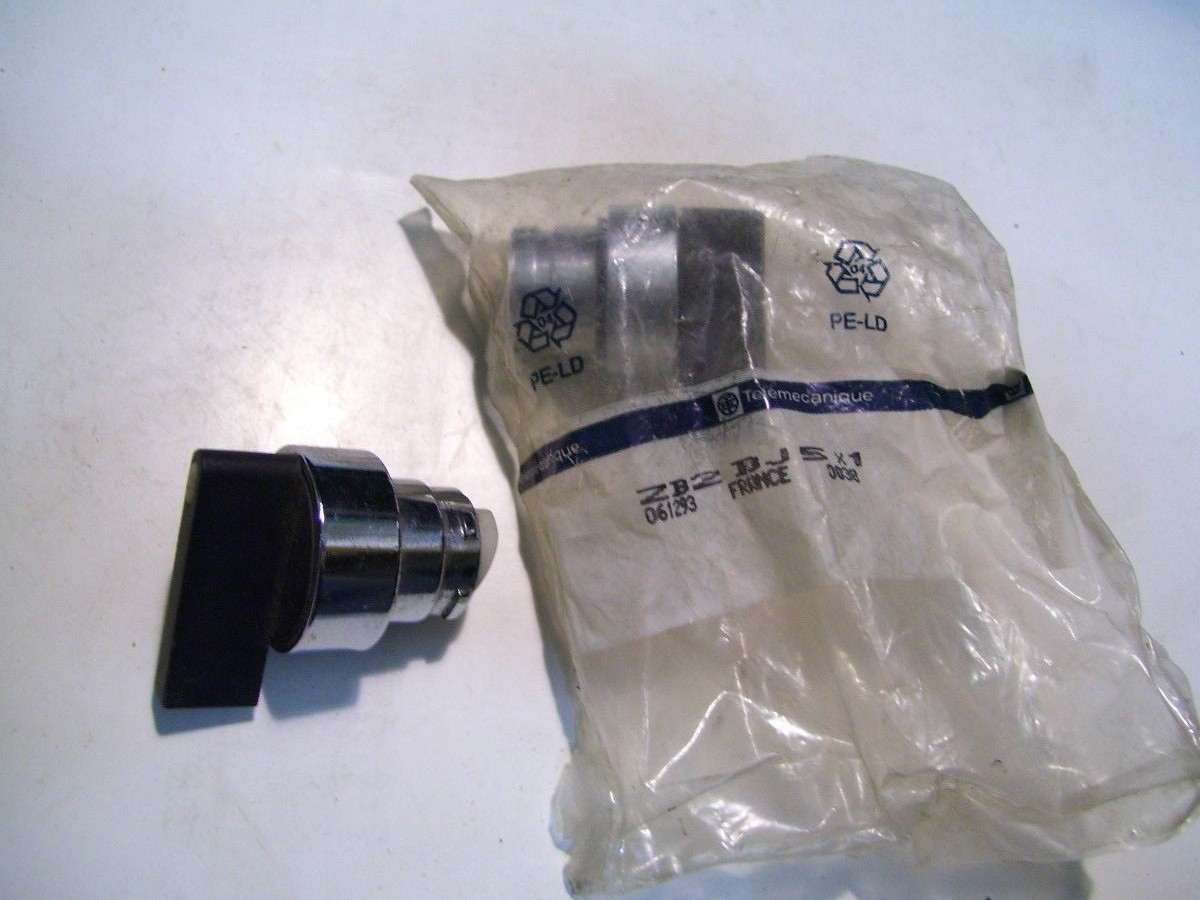 NEW LOT 2PCS  SCHNEIDER TELEMECANIQUE ZB2BJ5 BLACK 2 POSITION SELECTOR SW P2814
