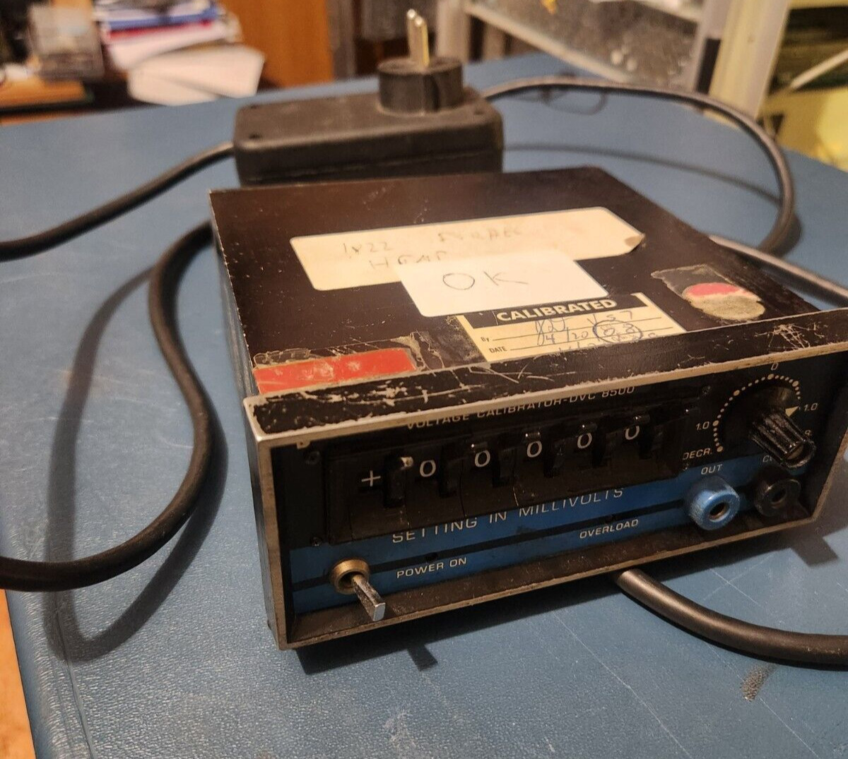 Datel high precision voltage source calibrator DVC-8500 A power 230V AC 4.5digit