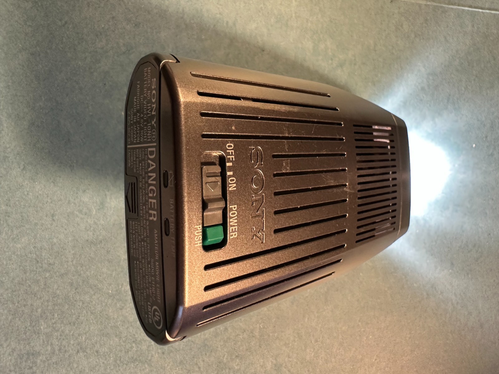 SONY HVL-10NH Camcorder Light for Handycam: HVL-10NH 4xAA Battery 10W Bulb NICE!