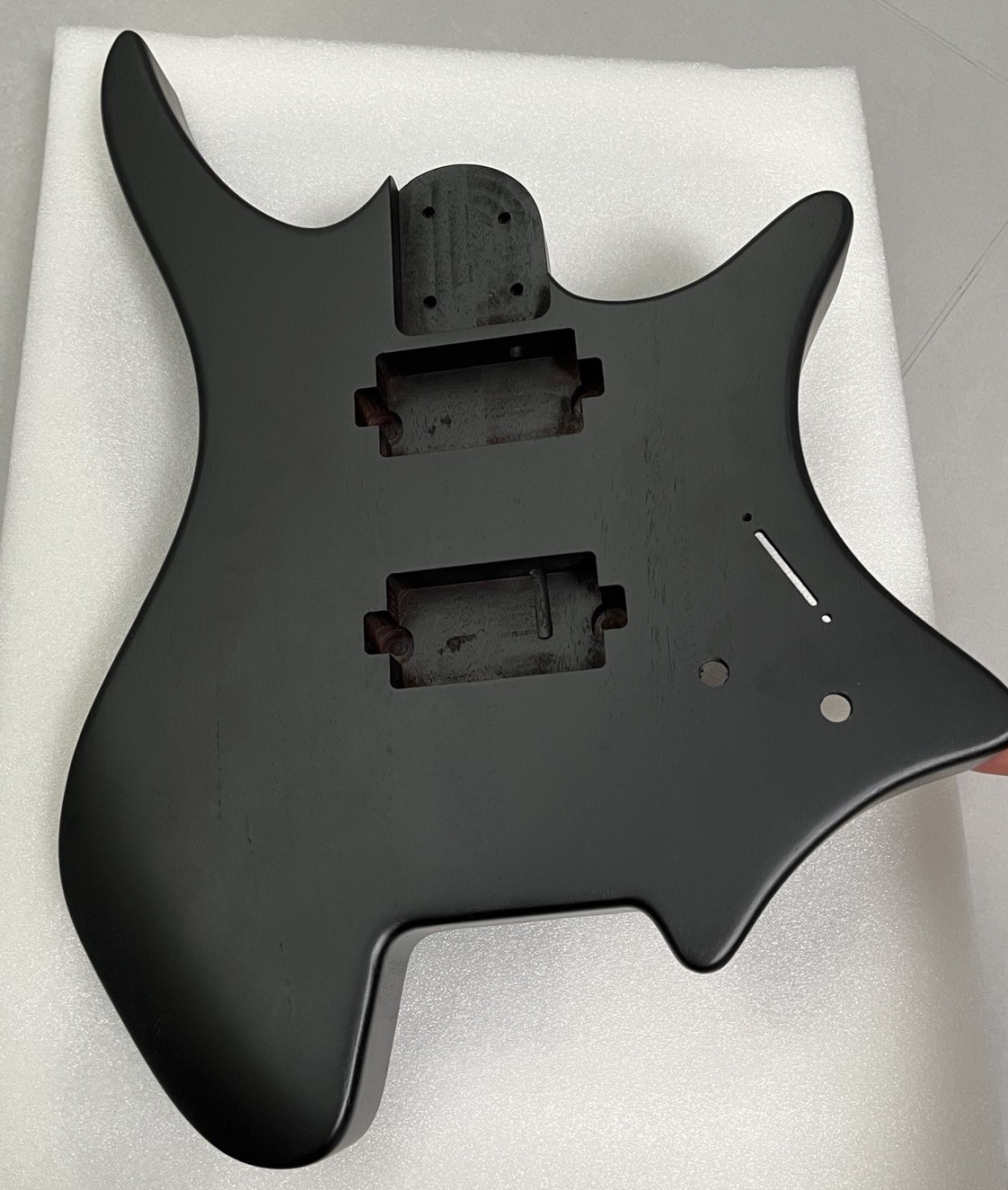 Mahogany Electric Guitar Body Satin Matt Black for Headless 25 Frets Guitar Neck
