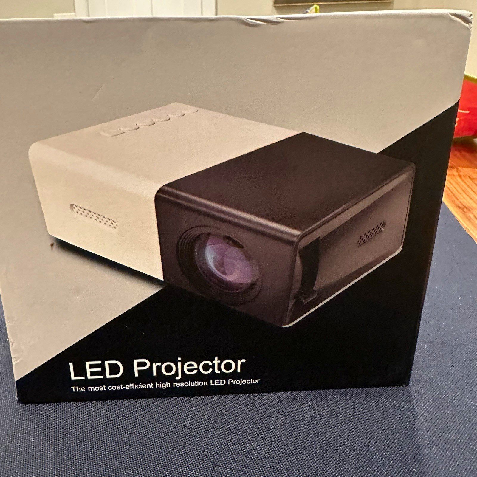 LED Projector TFT LCD Desktop 4:3 320x240 Native 1080p Support 800:1