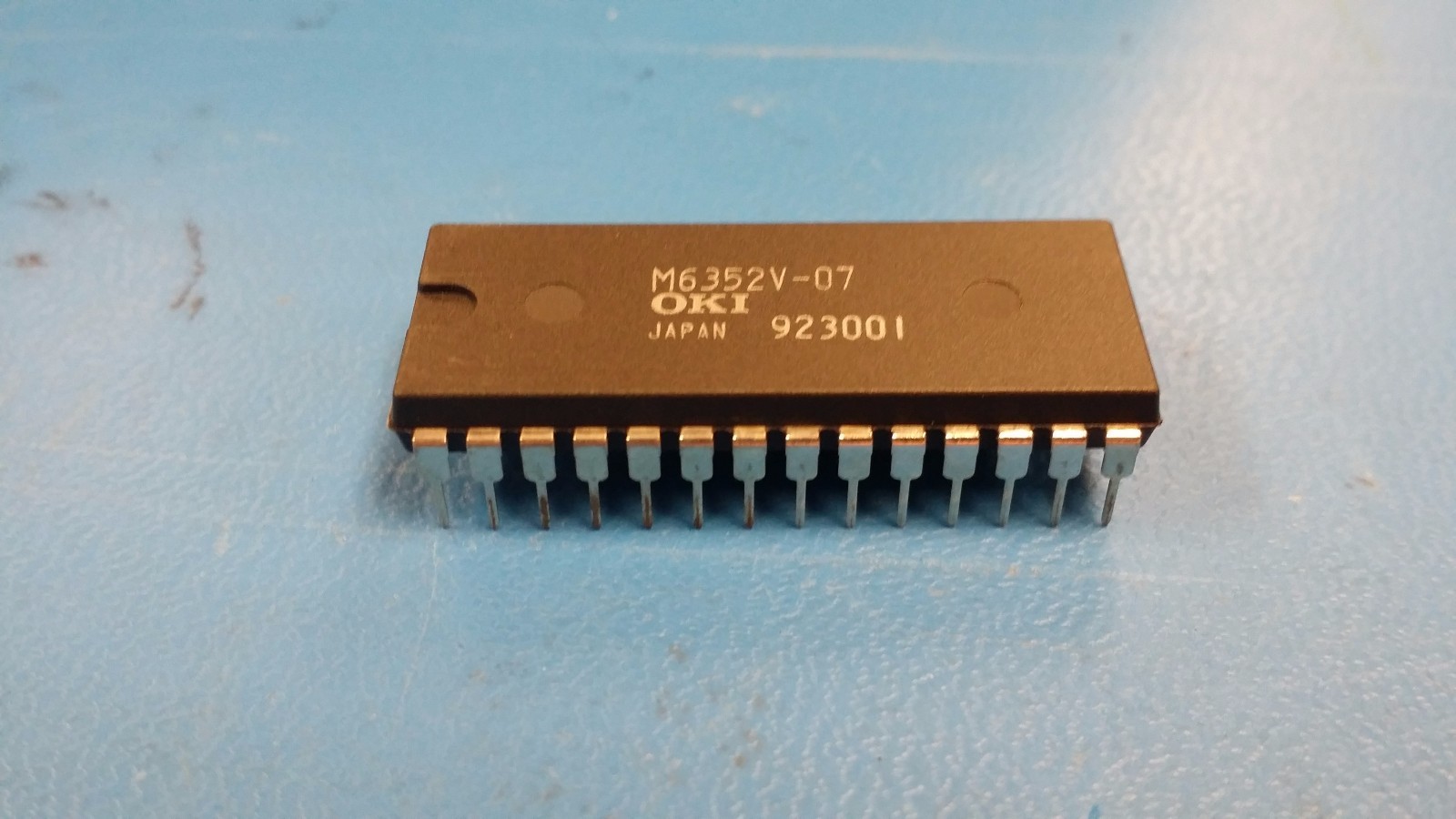 (1 PC) MSM6352V-07 OKI 4-BIT, MROM, MICROCONTROLLER, PDIP42