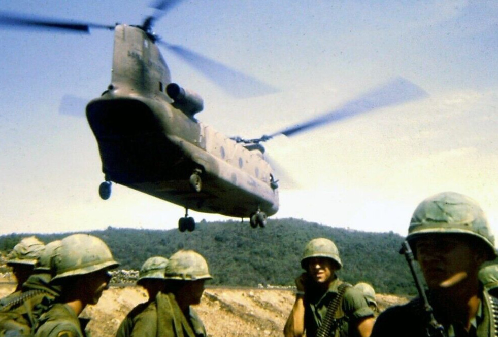 Vietnam  War  Photos --   CH-47 Chinook - Landing Zone