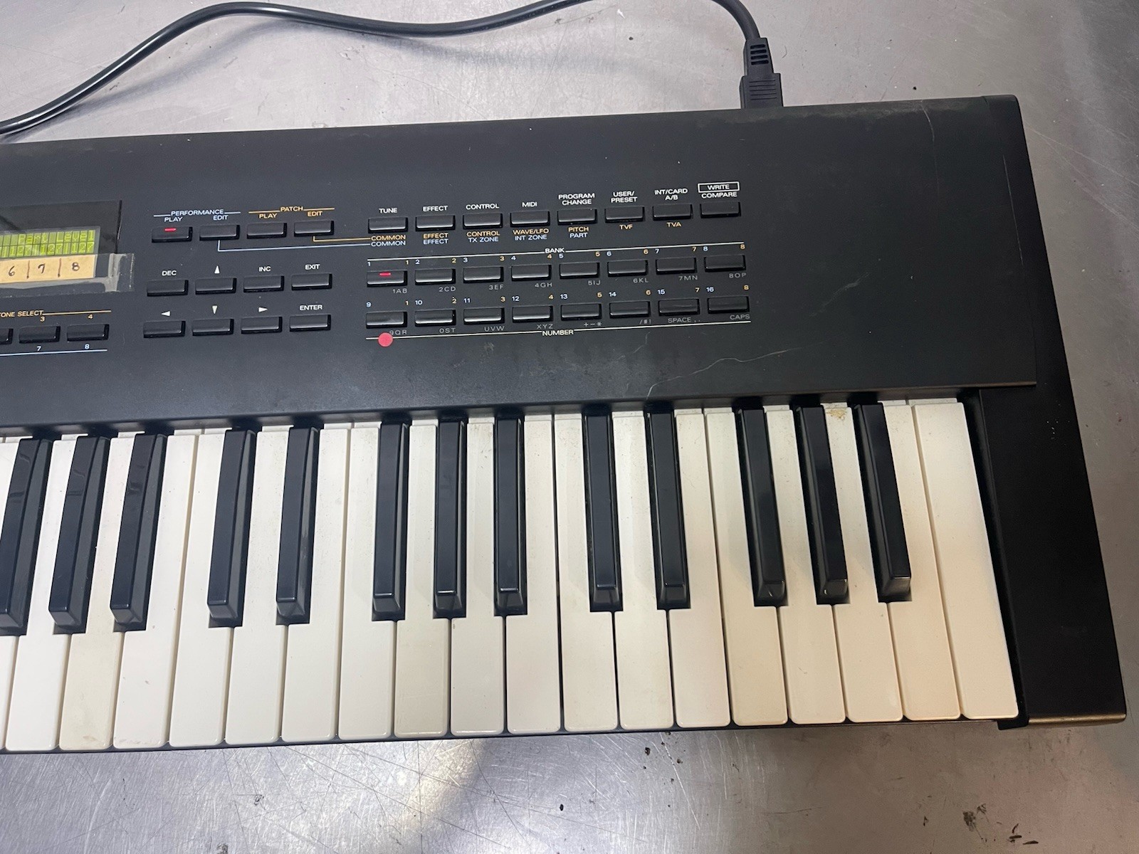 Roland JV 80 MULTI TIMBRAL SYNTHESIZER JV-80 Multi Synthesizer