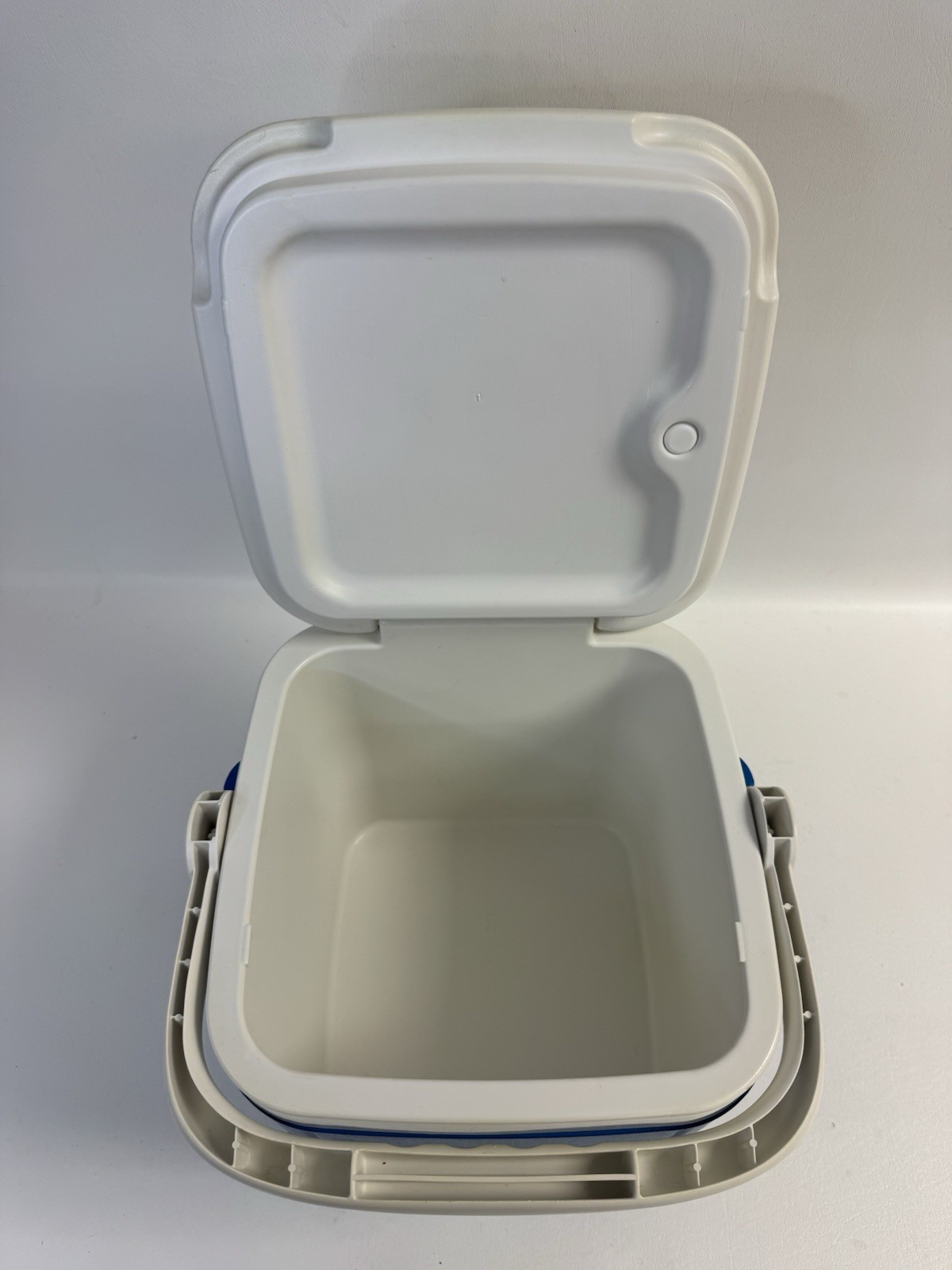 Igloo Ice Cube 12 Quart 14 Can Plastic Cooler Blue White Top Compartment Handle