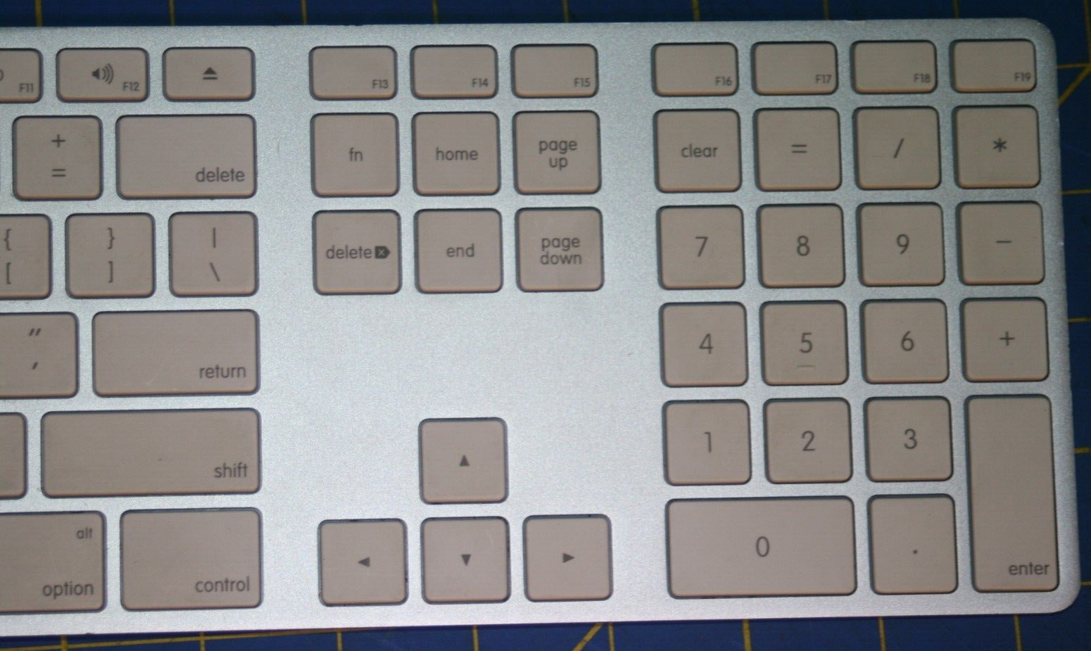 Apple A1243 USB Wired Keyboard White Silver MB110LL Numeric 10 Keypad Tested VGC
