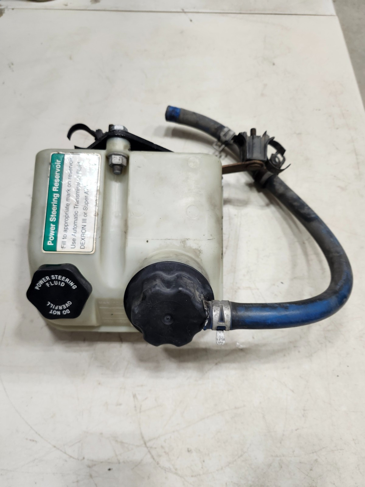18-24 FREIGHTLINER CASCADIA POWER STEERING RESERVOIR WITH BRACKET A14-17924-000