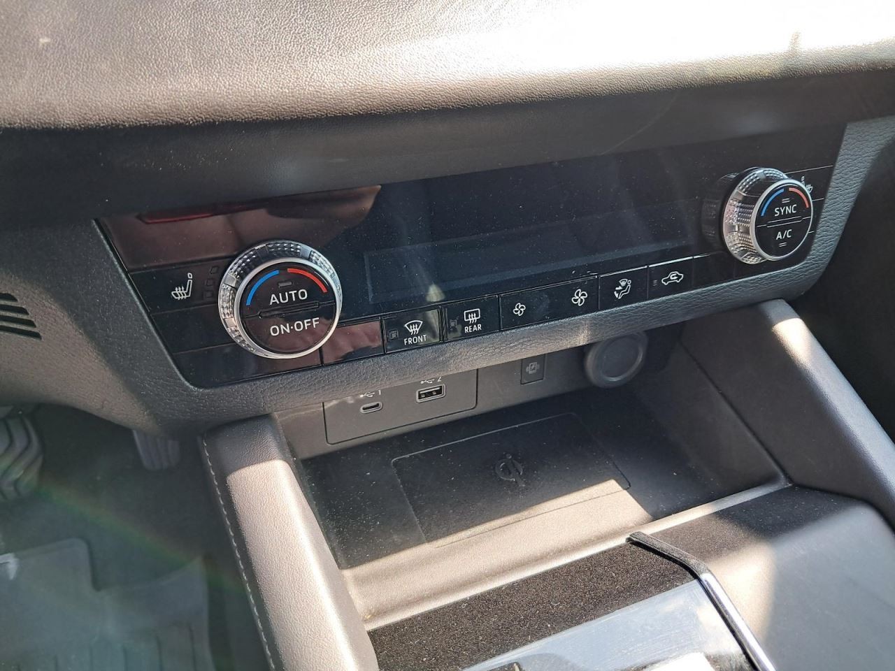 OUTLANDER 2023 Glove Box 4776795
