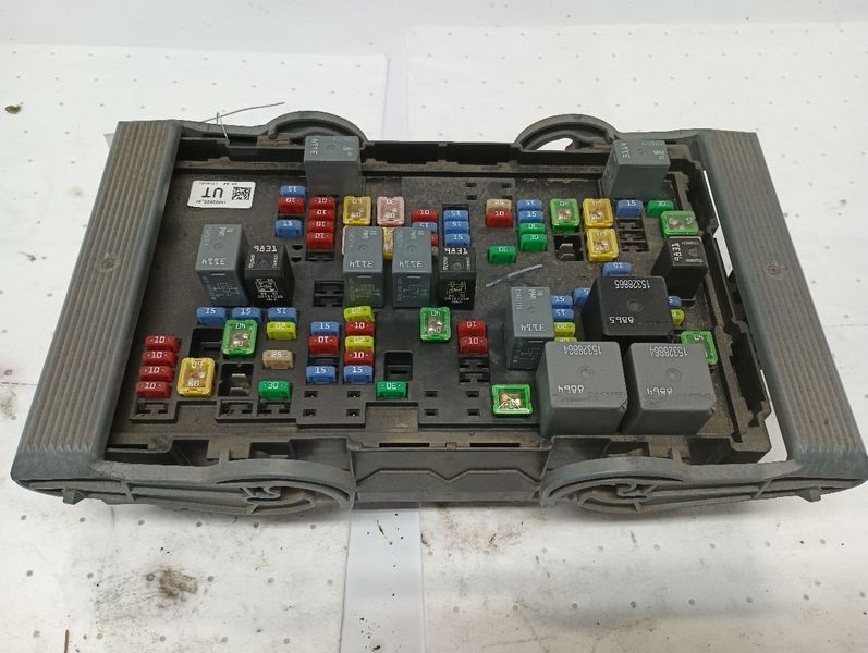 2007-2009 Chevy Suburban 1500 GMC Yukon 1500 Engine Fuse Box OEM