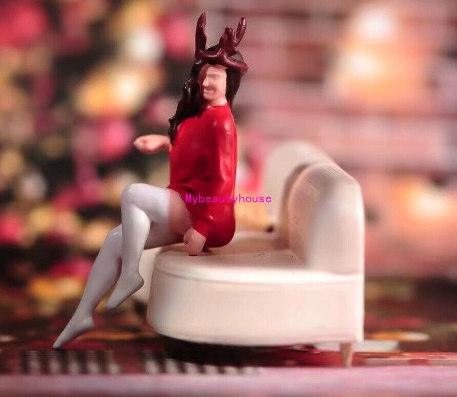 1:64 Painted Figure Model Miniature Resin Diorama Sand Christmas Girl Sofa Red