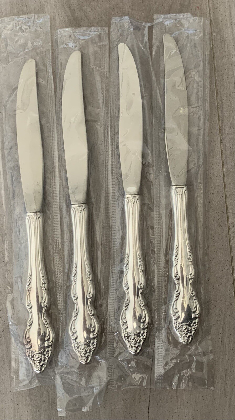 Oneida ~ Baroque Rose ~ Silver Plate  Butter Knives Lot Of 4 New in Plastic