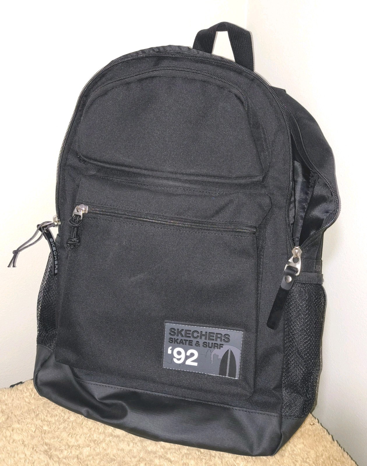 NWOT Skechers '92 Unisex Black Medium Backpack w Adj. Straps/Zipper Pockets
